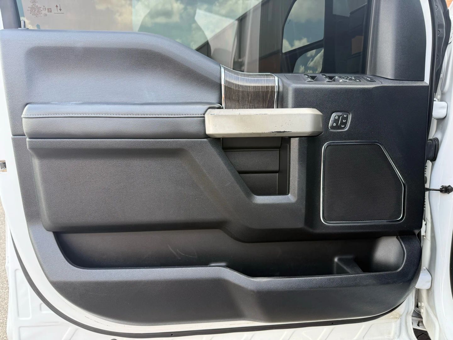 2020 Ford F250 Super Duty Crew Cab - Image 12