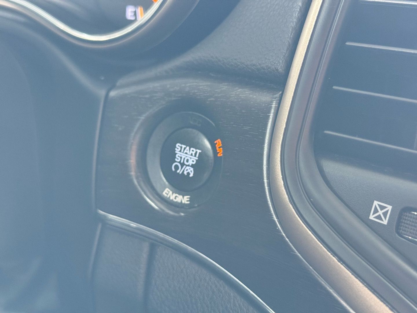 2015 Jeep Grand Cherokee - Image 31