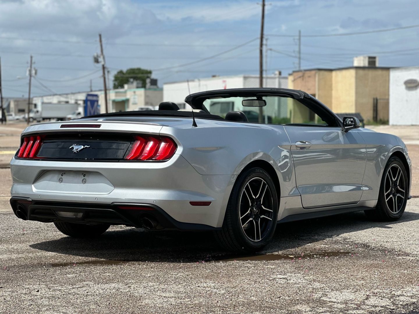 2019 Ford Mustang - Image 12