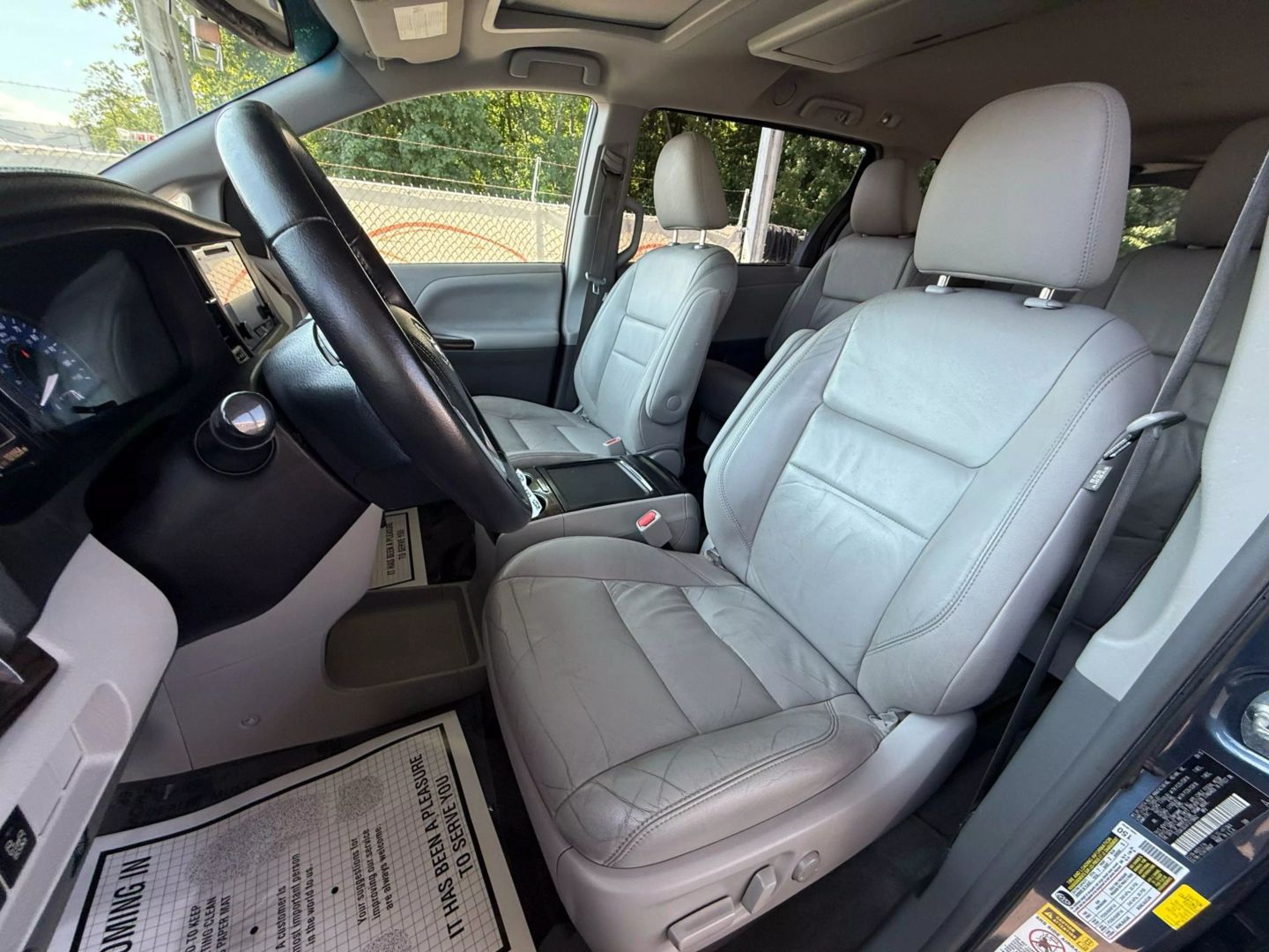 2015 Toyota Sienna - Image 16