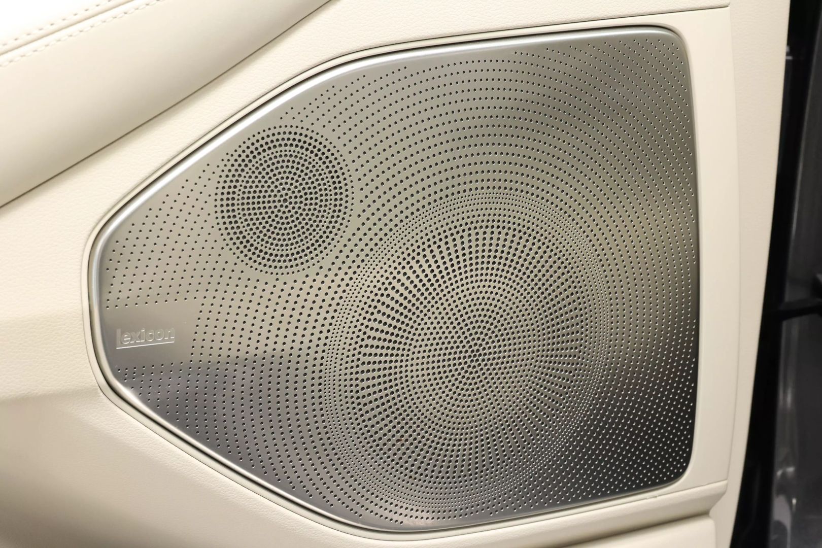 2020 Genesis G90 - Image 12