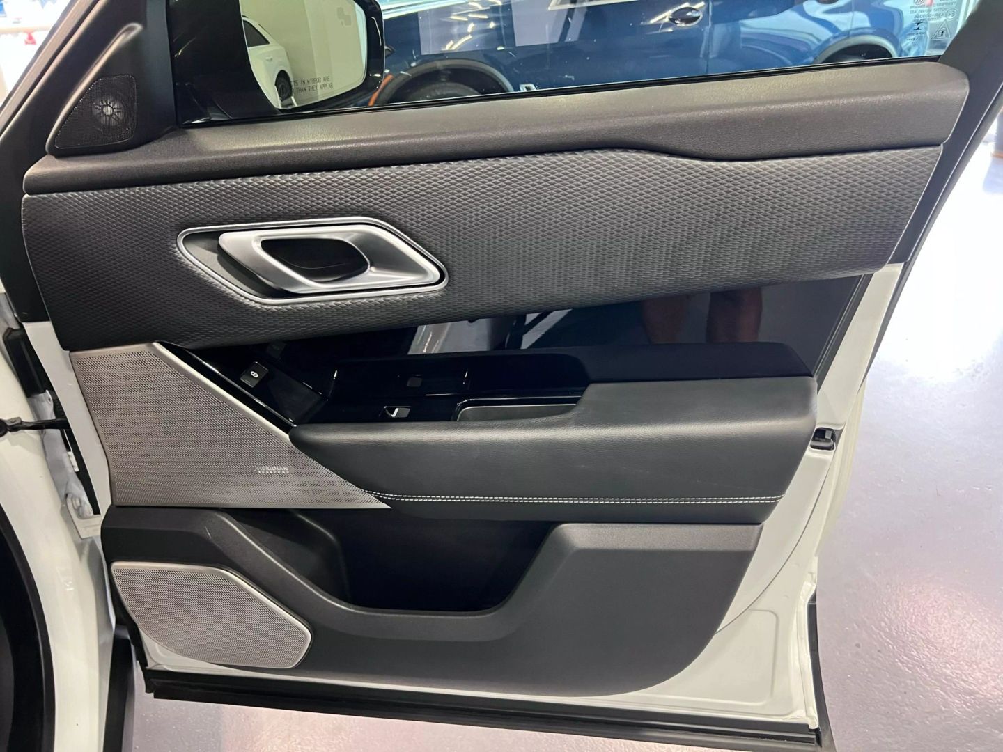 2019 Land Rover Range Rover Velar R-dynamic Se Sport Utility 4d - Image 22