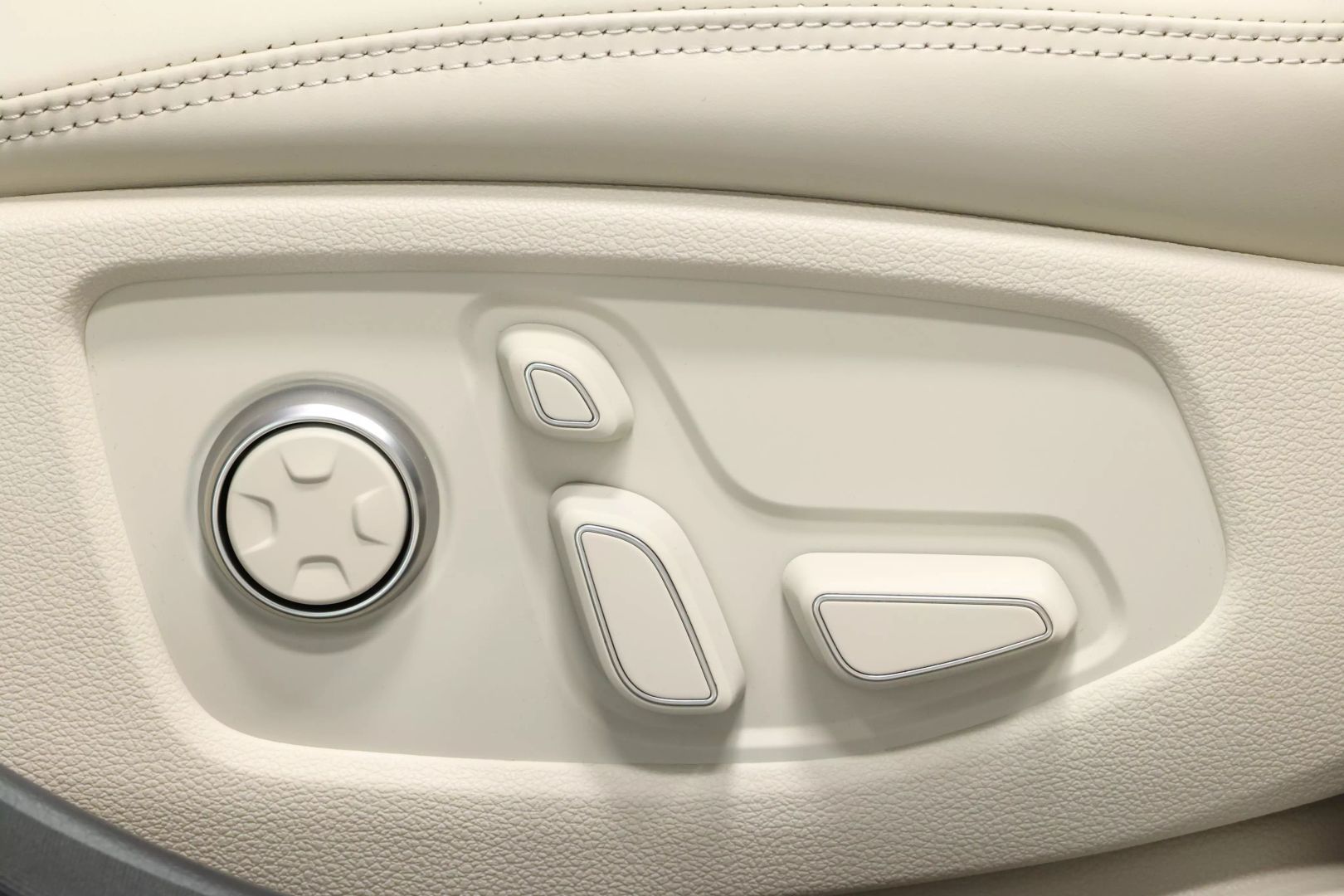 2020 Genesis G90 - Image 105