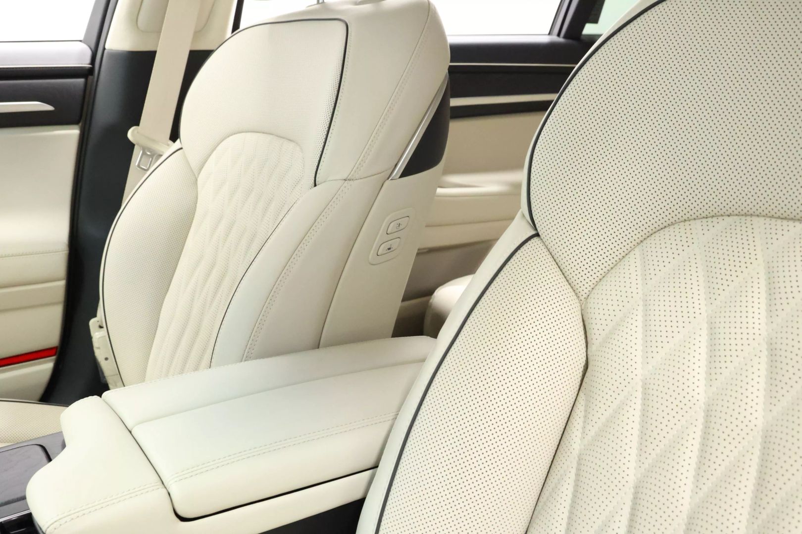 2020 Genesis G90 - Image 20