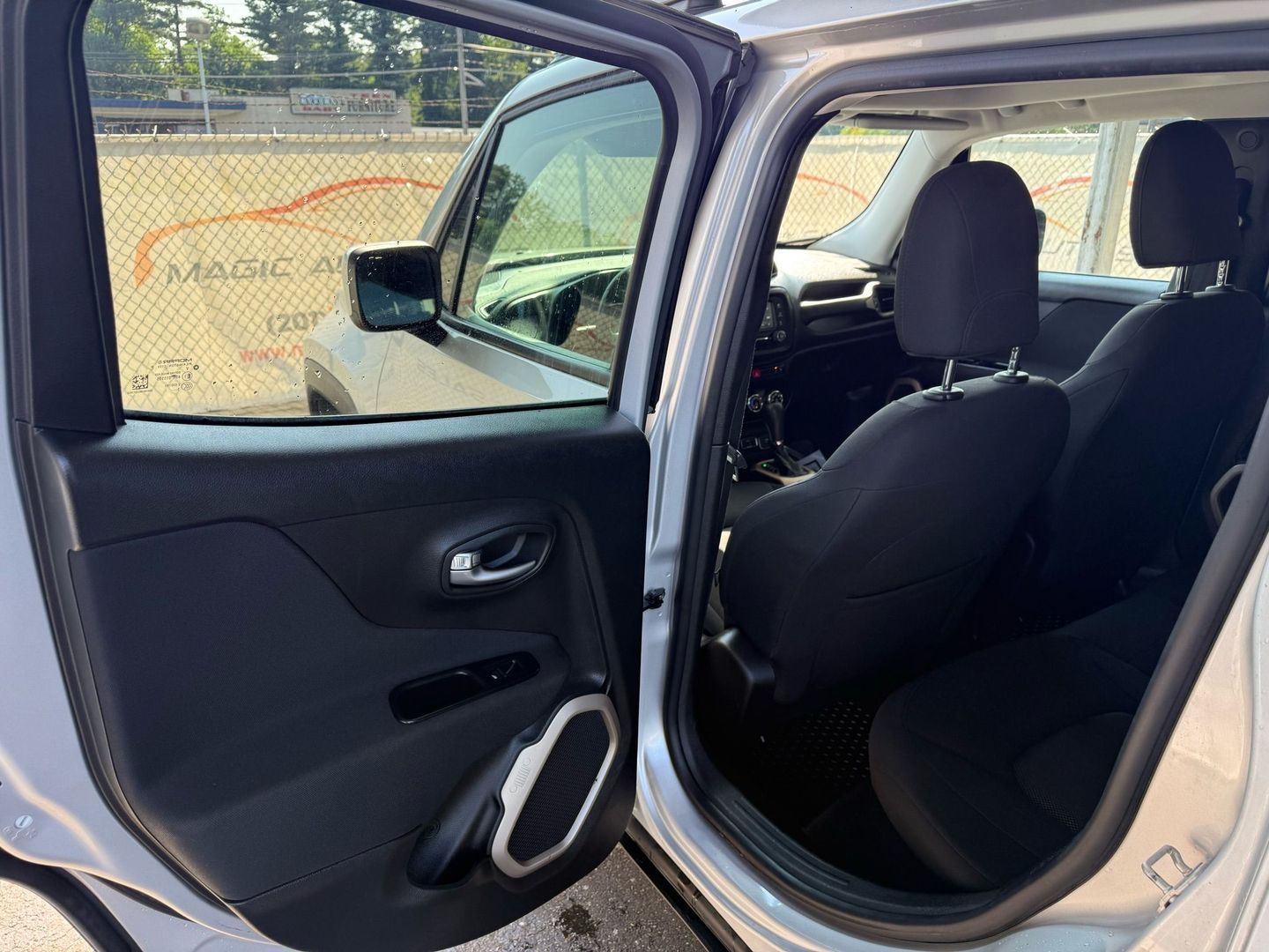 2016 Jeep Renegade - Image 17