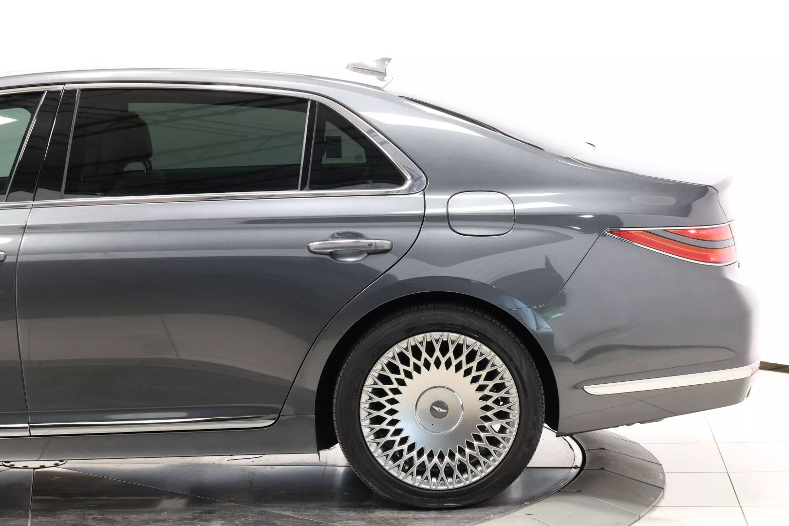 2020 Genesis G90 - Image 8