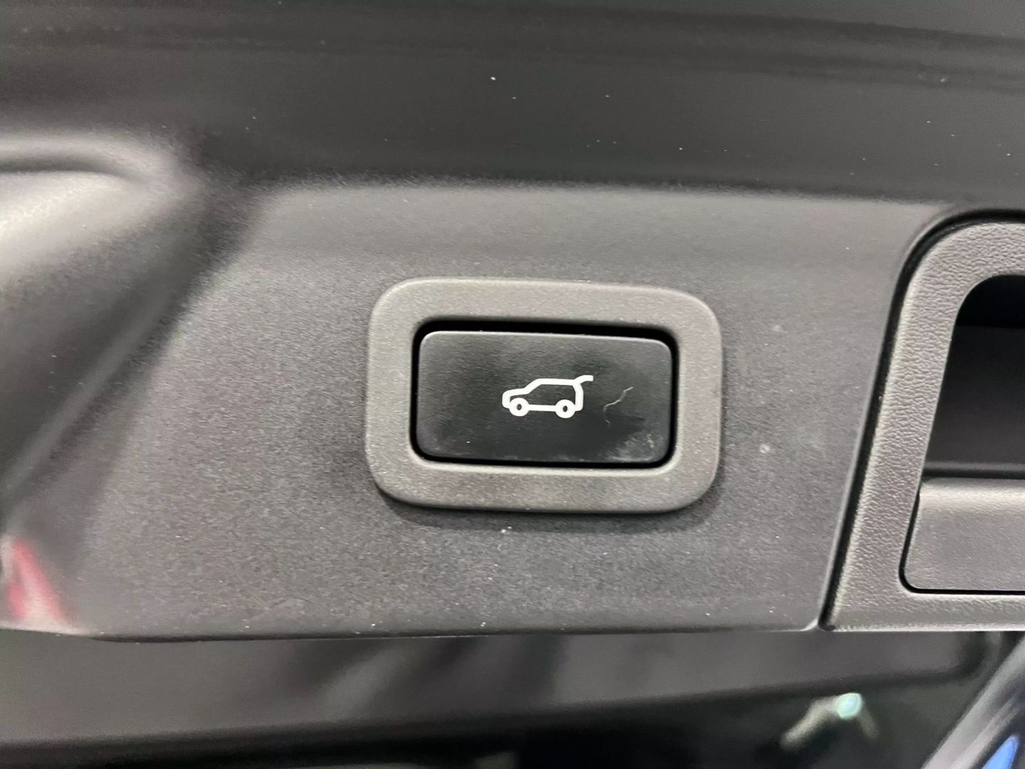 2019 Land Rover Range Rover Velar R-dynamic Se Sport Utility 4d - Image 25