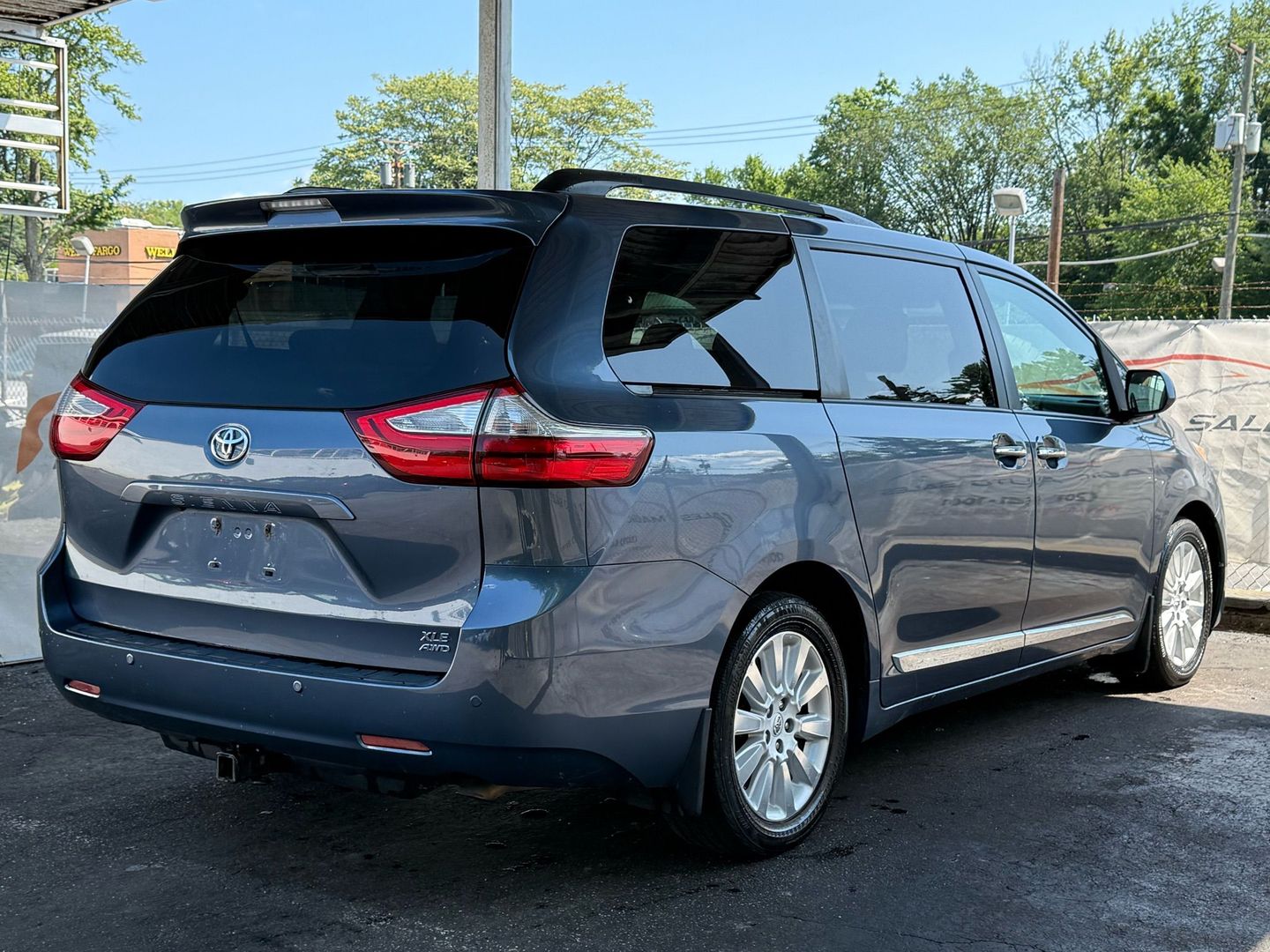 2015 Toyota Sienna - Image 11
