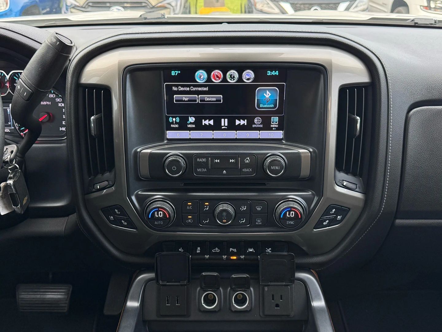 2017 Chevrolet Silverado 1500 Crew Cab - Image 30