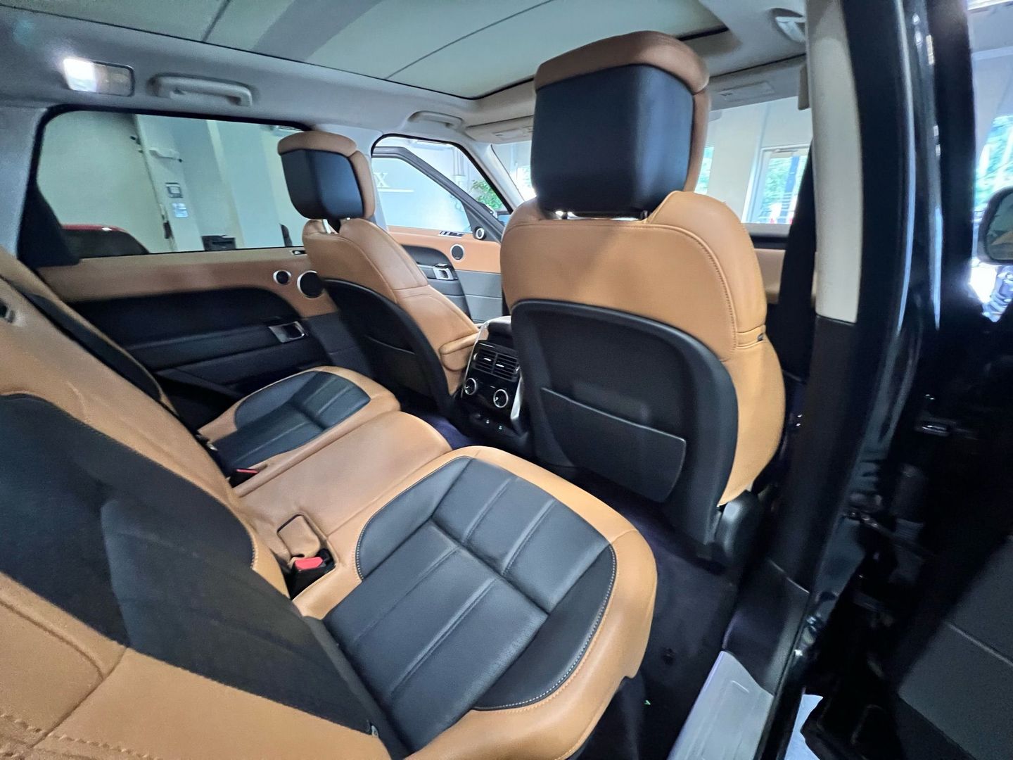 2018 Land Rover Range Rover Sport Hse Dynamic Sport Utility 4d - Image 30