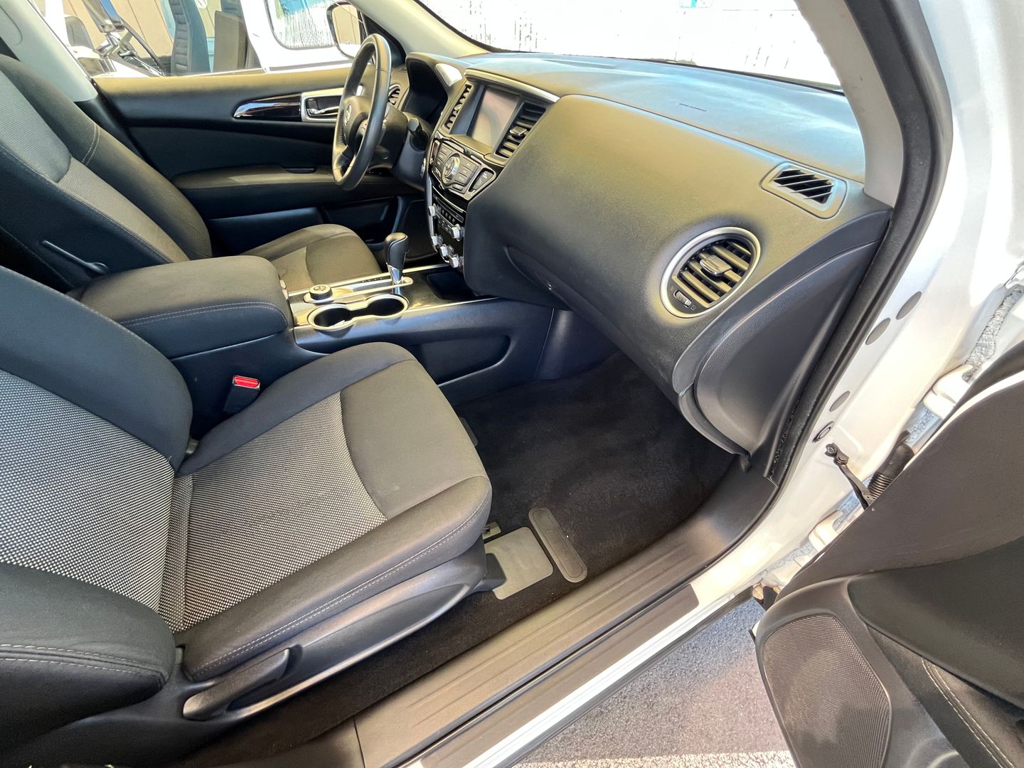 2017 Nissan Pathfinder  Vin: 5n1dr2mm9hc681748 Stock Id: 681748 - Image 13