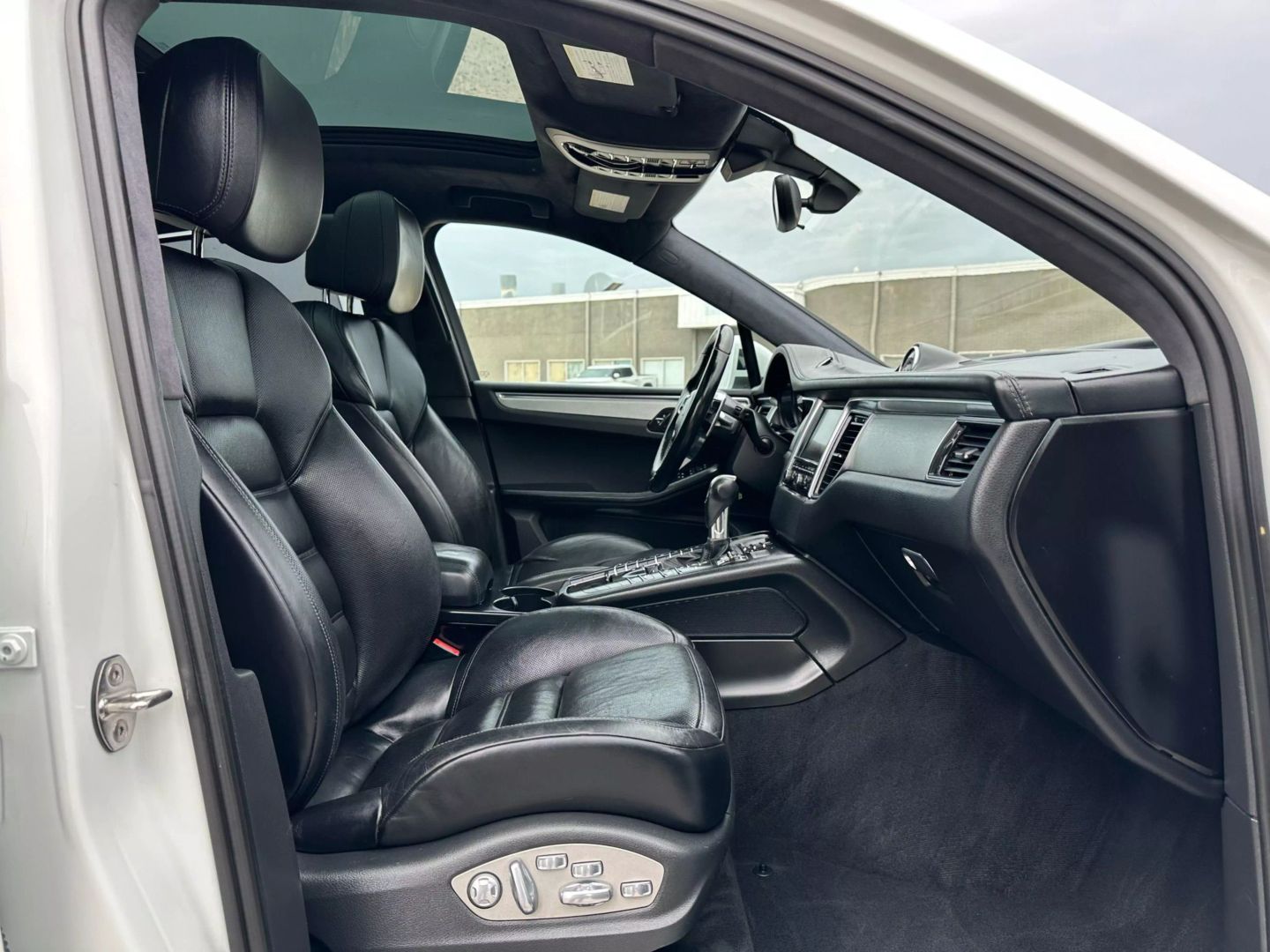 2015 Porsche Macan - Image 26