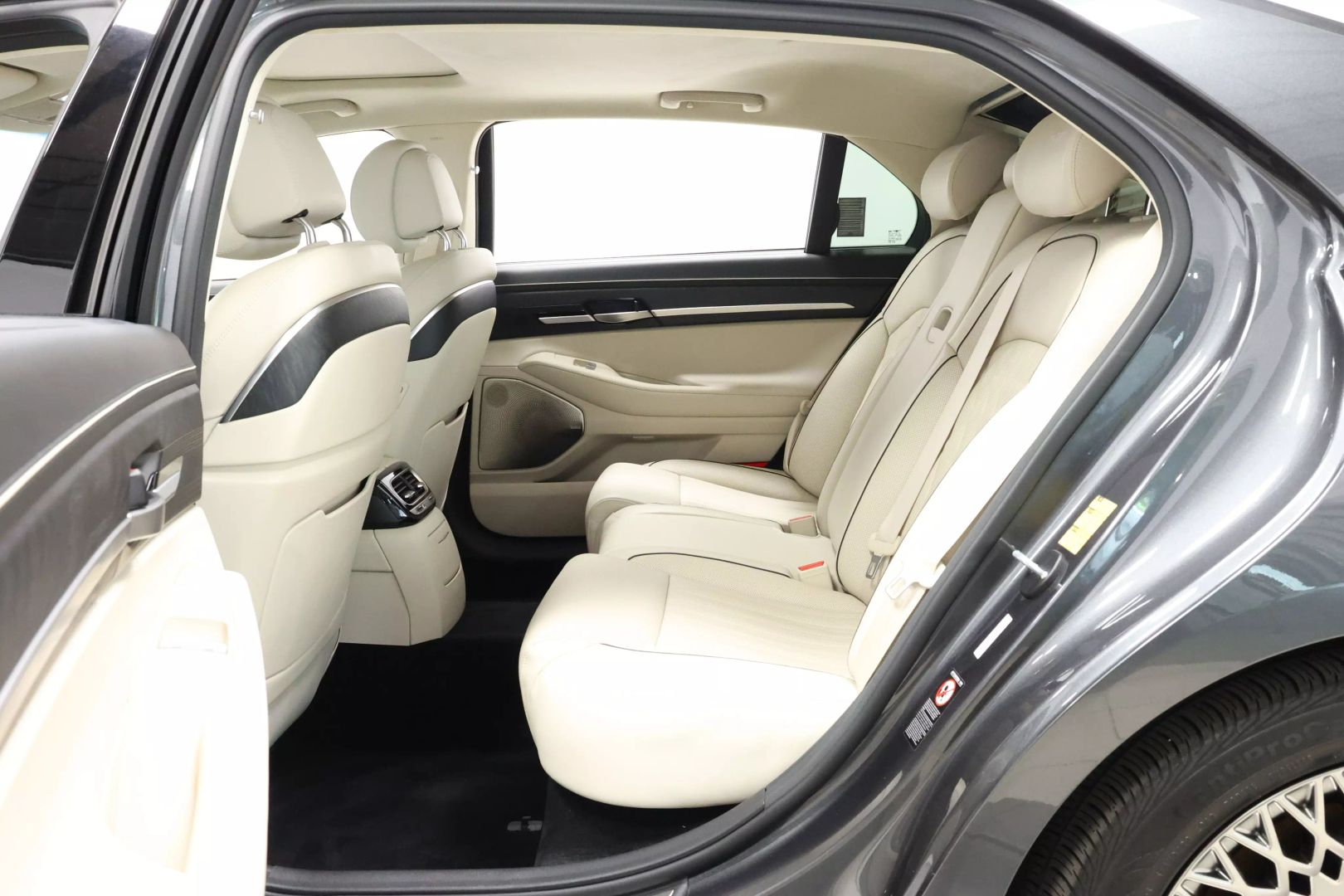 2020 Genesis G90 - Image 63