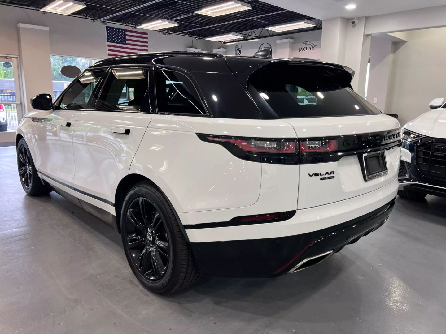 2019 Land Rover Range Rover Velar R-dynamic Se Sport Utility 4d - Image 5