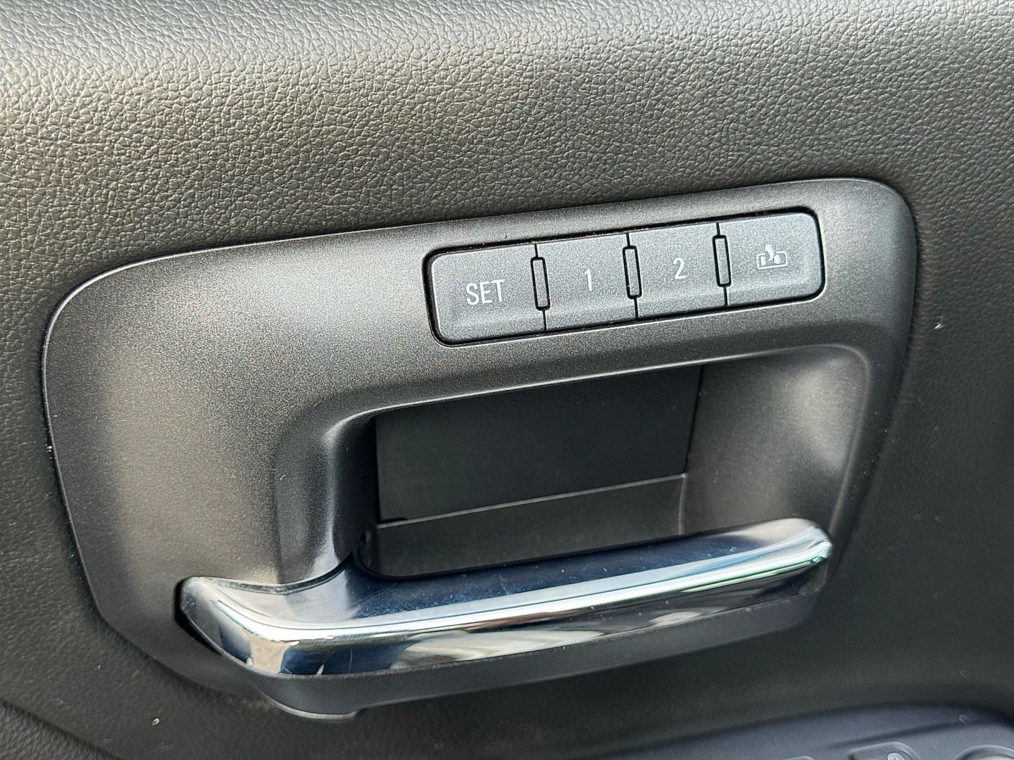 2017 Chevrolet Silverado 1500 Crew Cab - Image 25