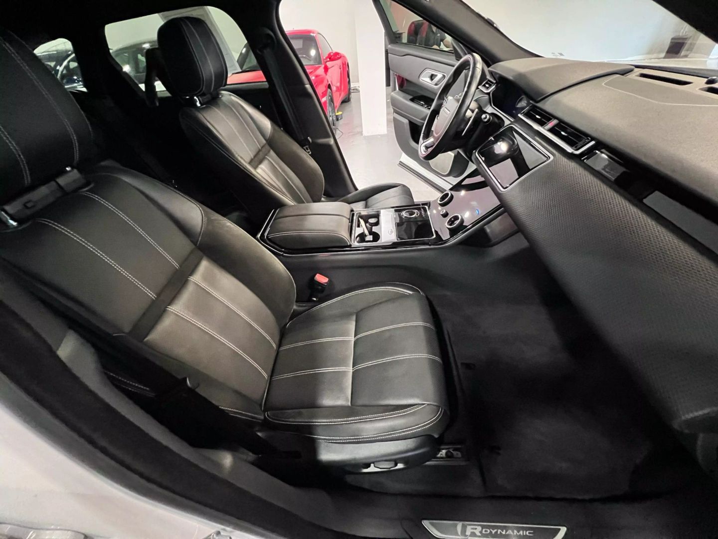 2019 Land Rover Range Rover Velar R-dynamic Se Sport Utility 4d - Image 30