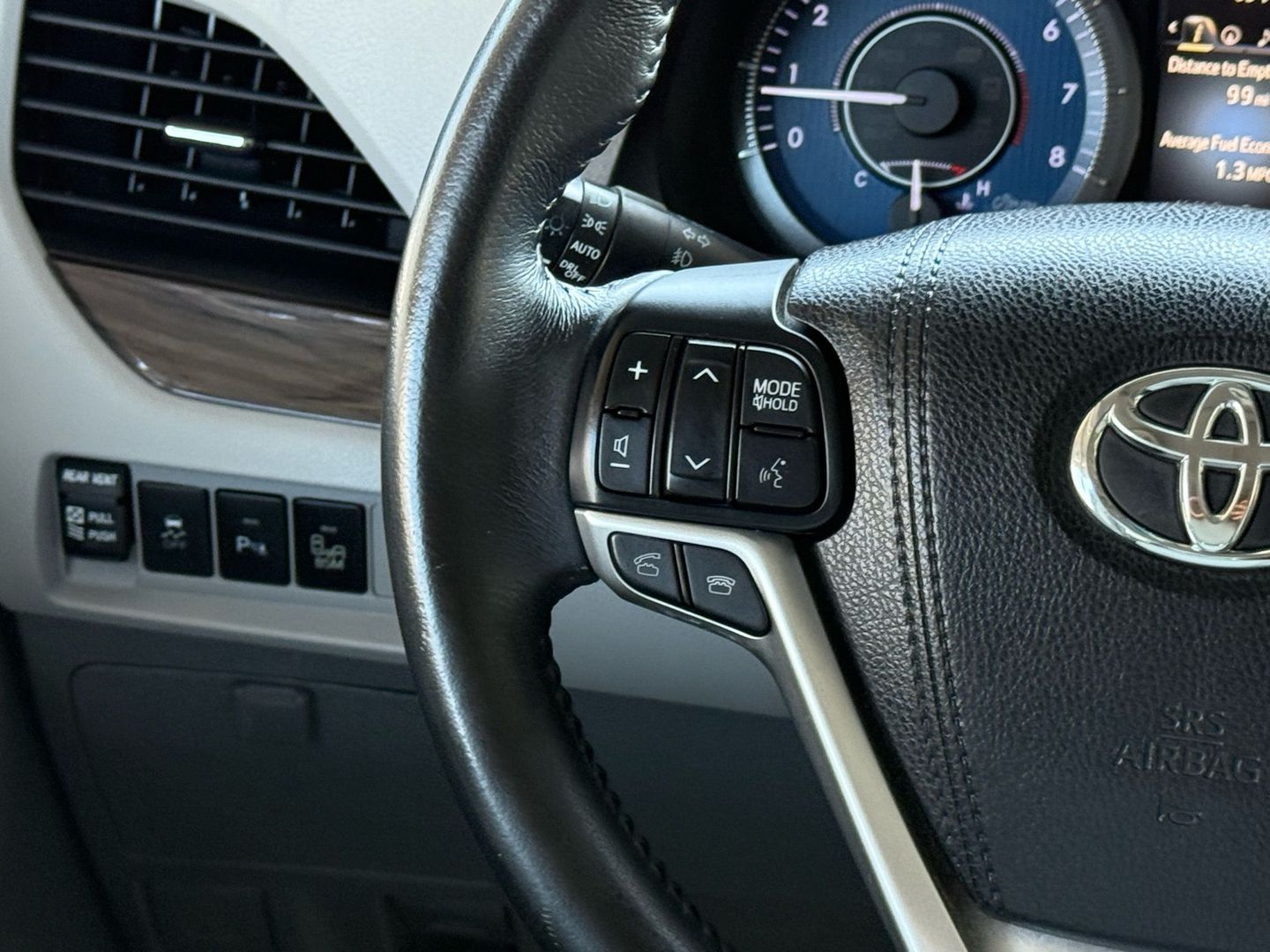 2015 Toyota Sienna - Image 31