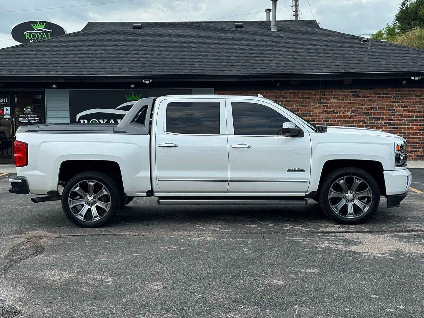 2017 Chevrolet Silverado 1500 Crew Cab - Image 9