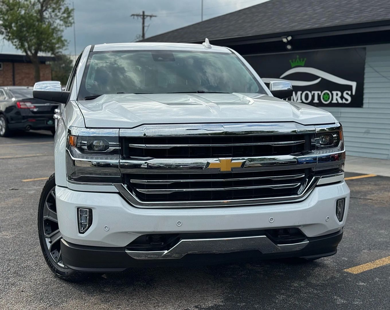 2017 Chevrolet Silverado 1500 Crew Cab - Image 3