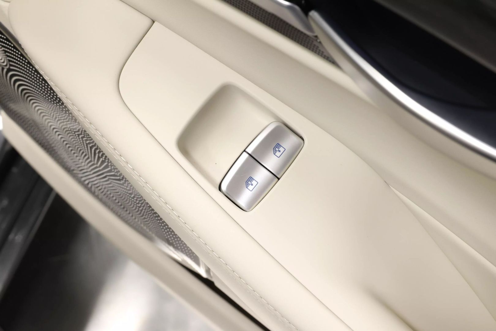 2020 Genesis G90 - Image 82