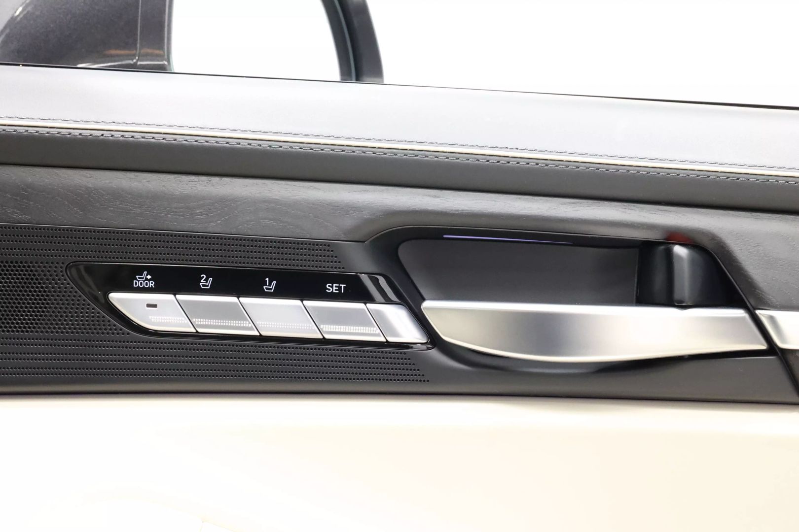 2020 Genesis G90 - Image 102