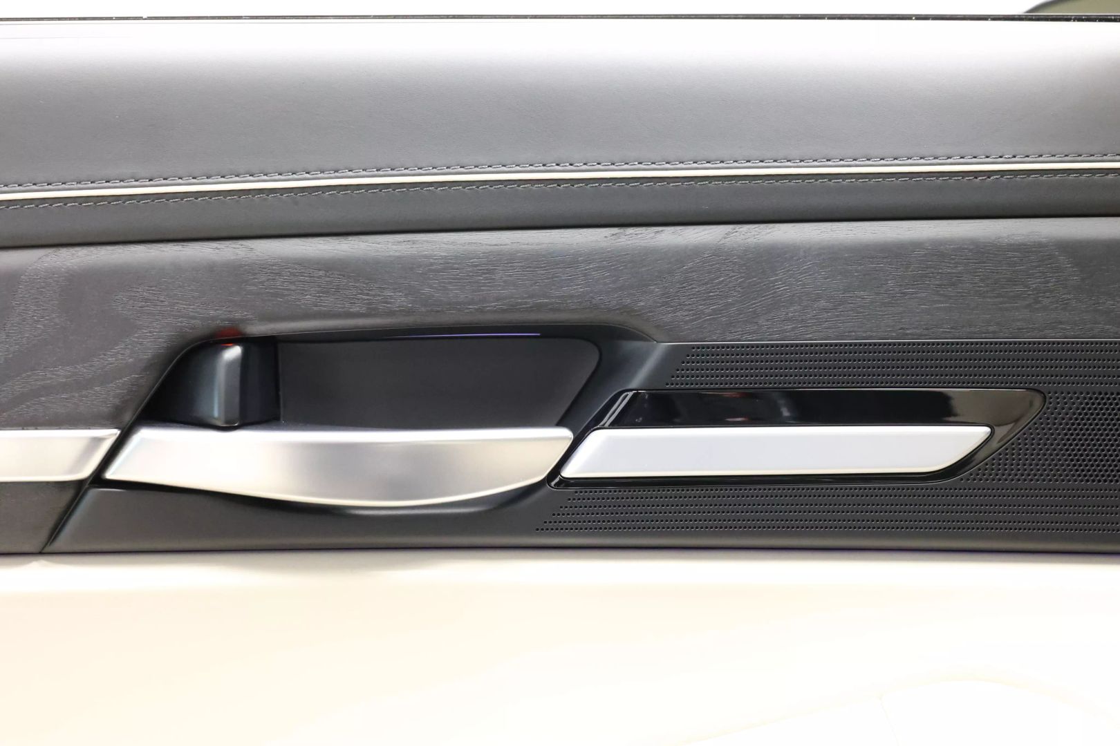 2020 Genesis G90 - Image 61