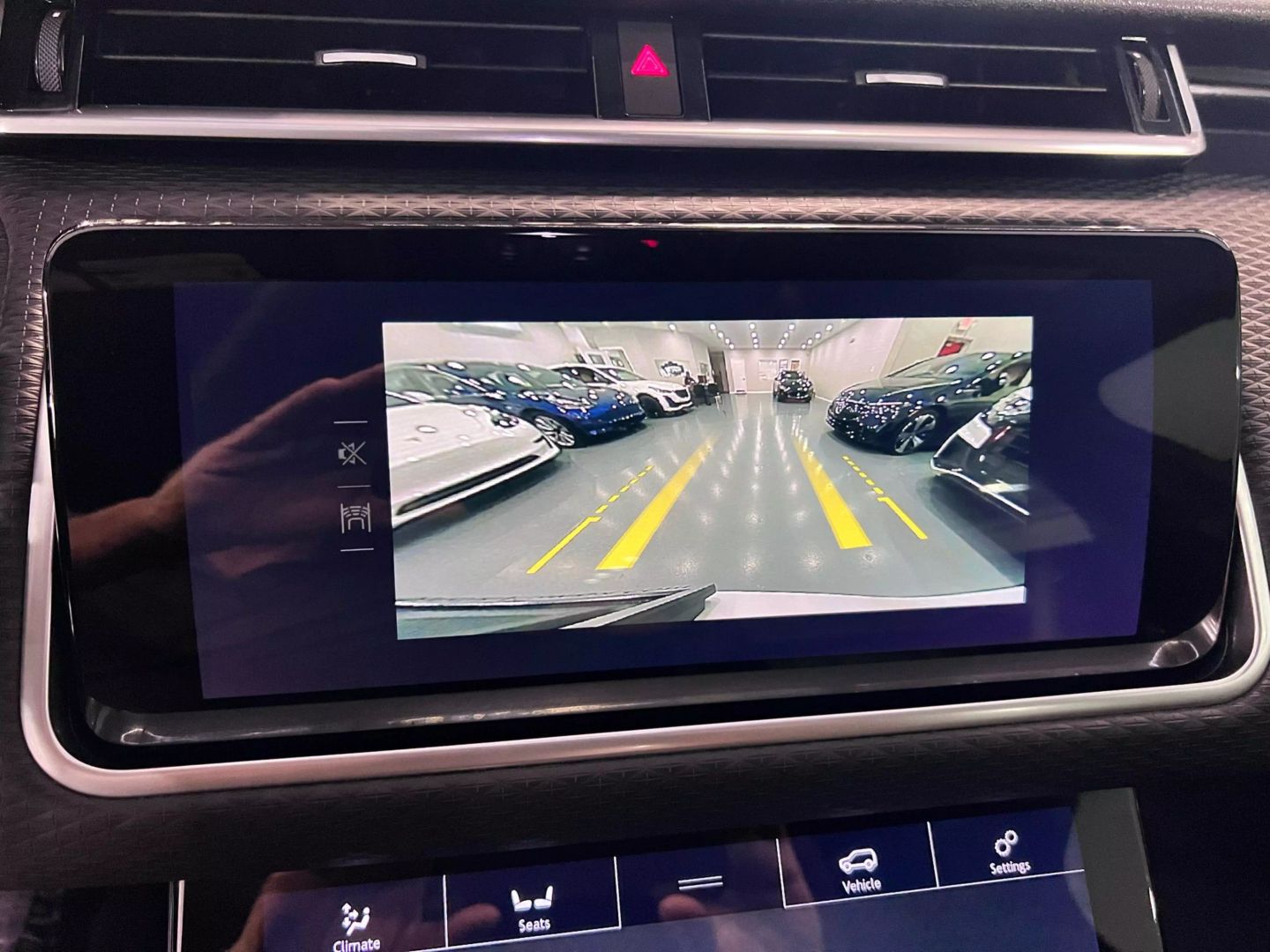 2019 Land Rover Range Rover Velar R-dynamic Se Sport Utility 4d - Image 33