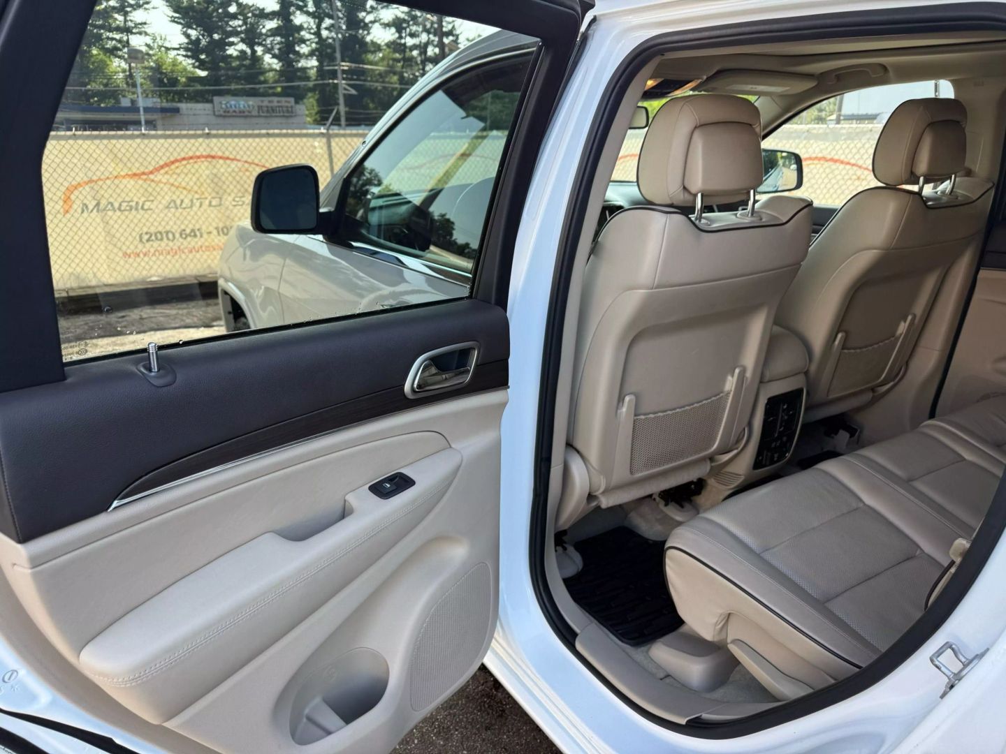 2015 Jeep Grand Cherokee - Image 17