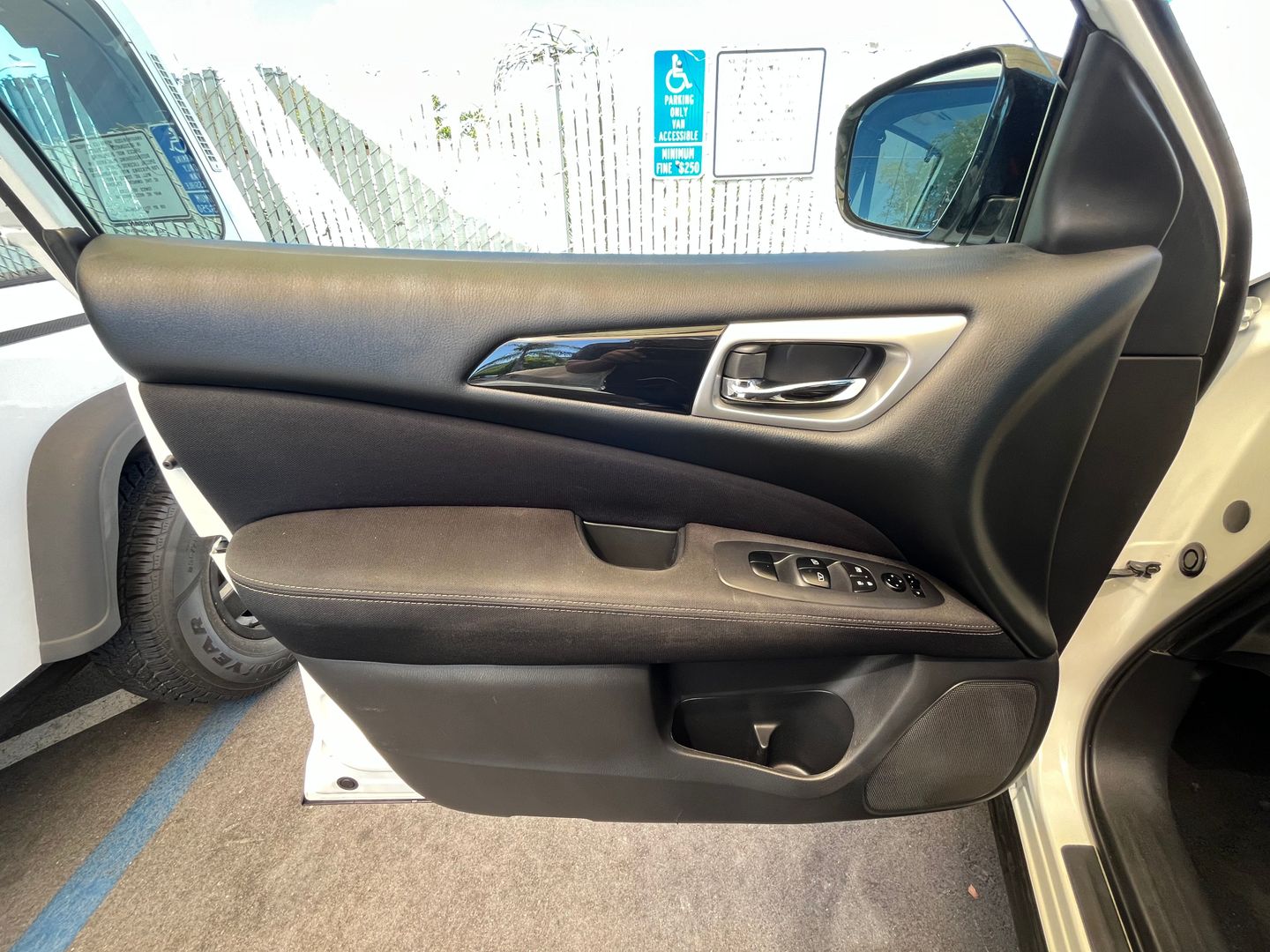2017 Nissan Pathfinder  Vin: 5n1dr2mm9hc681748 Stock Id: 681748 - Image 9