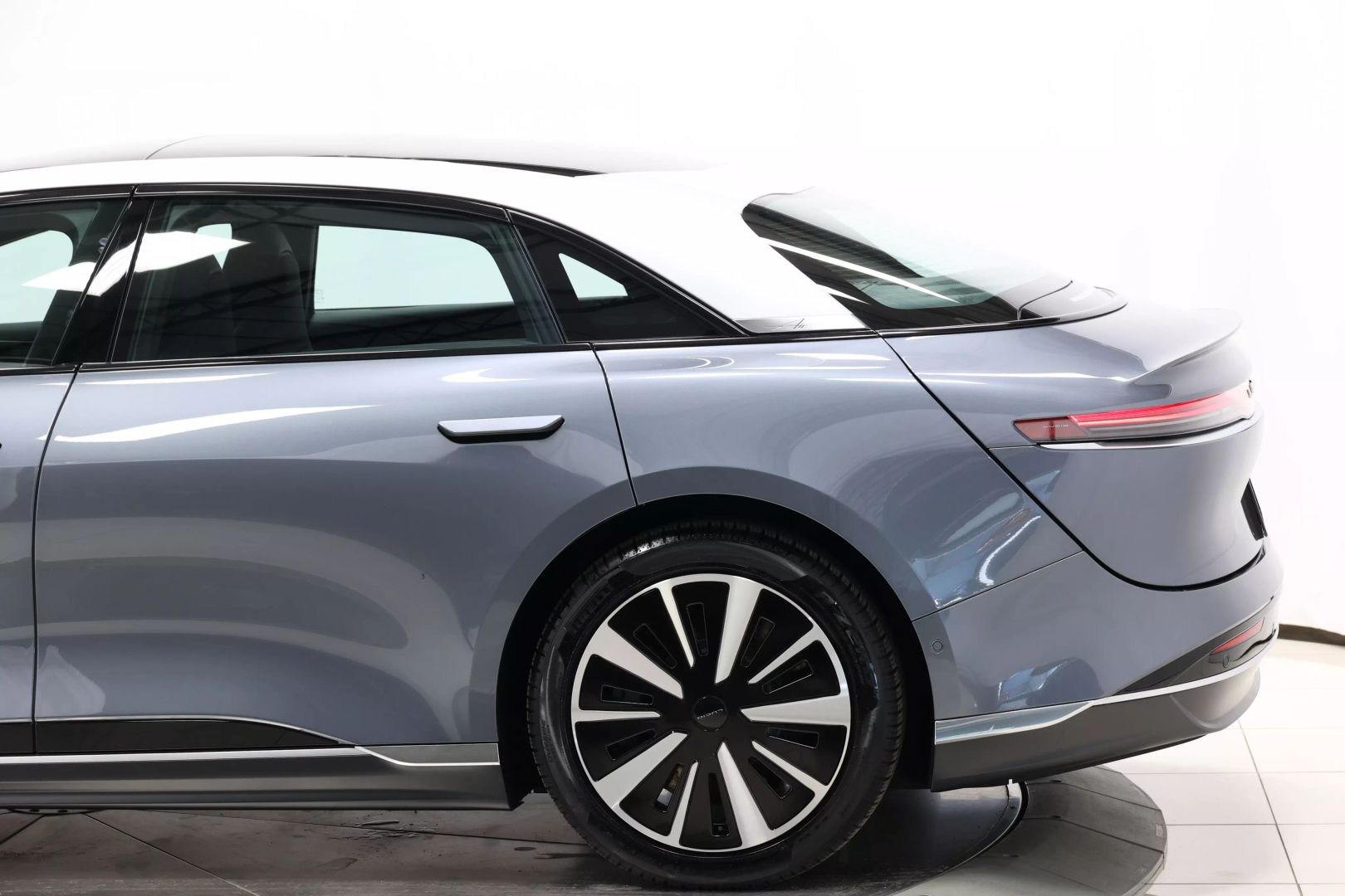 2025 Lucid Air - Image 8