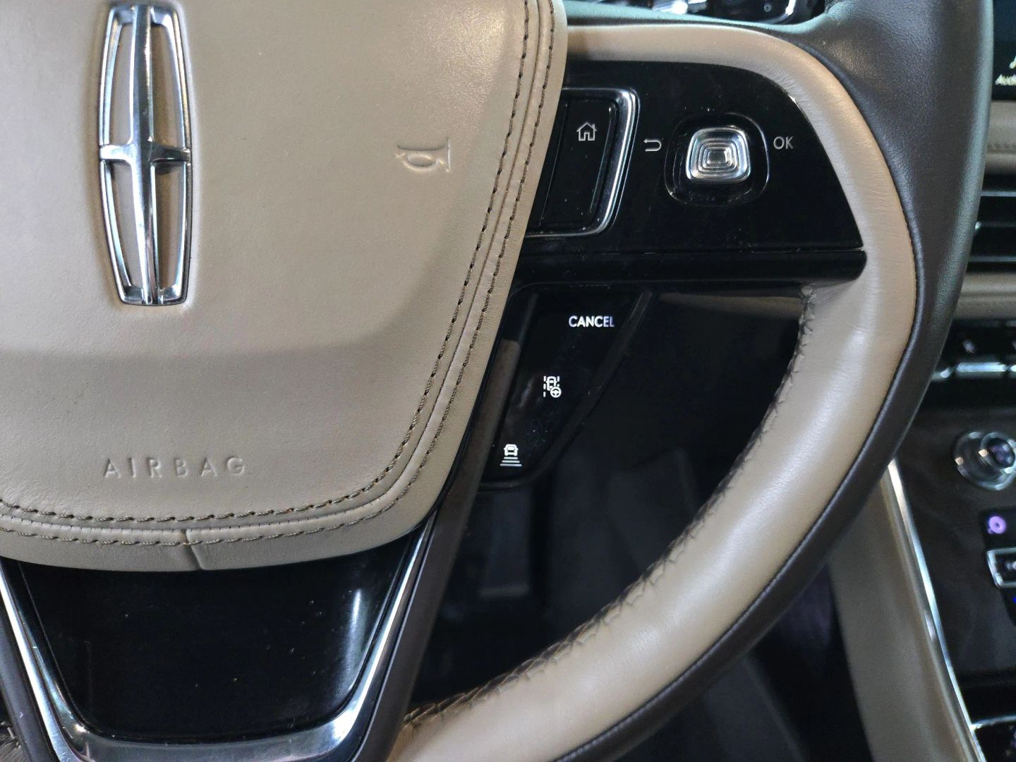 2020 Lincoln Aviator - Image 18