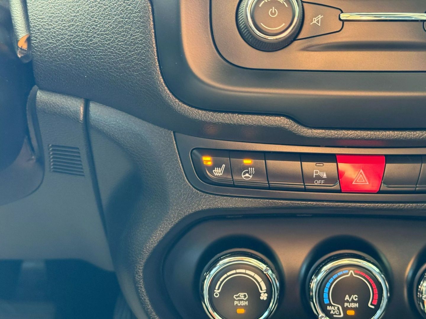 2016 Jeep Renegade - Image 29