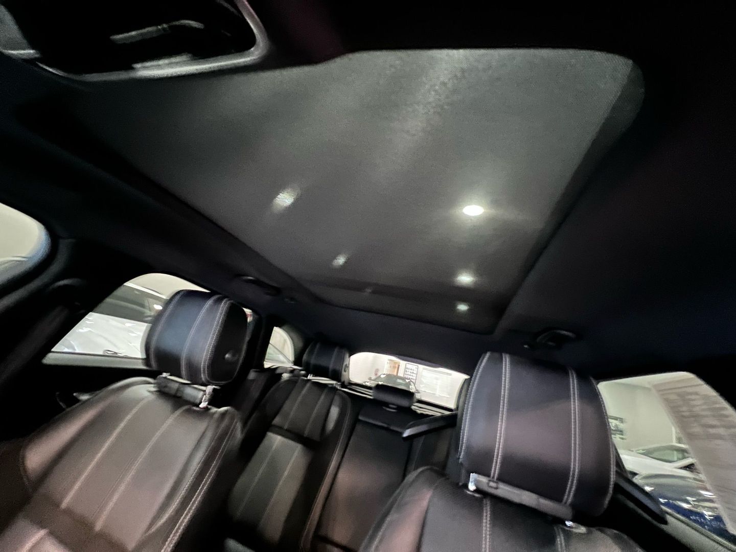2019 Land Rover Range Rover Velar R-dynamic Se Sport Utility 4d - Image 11