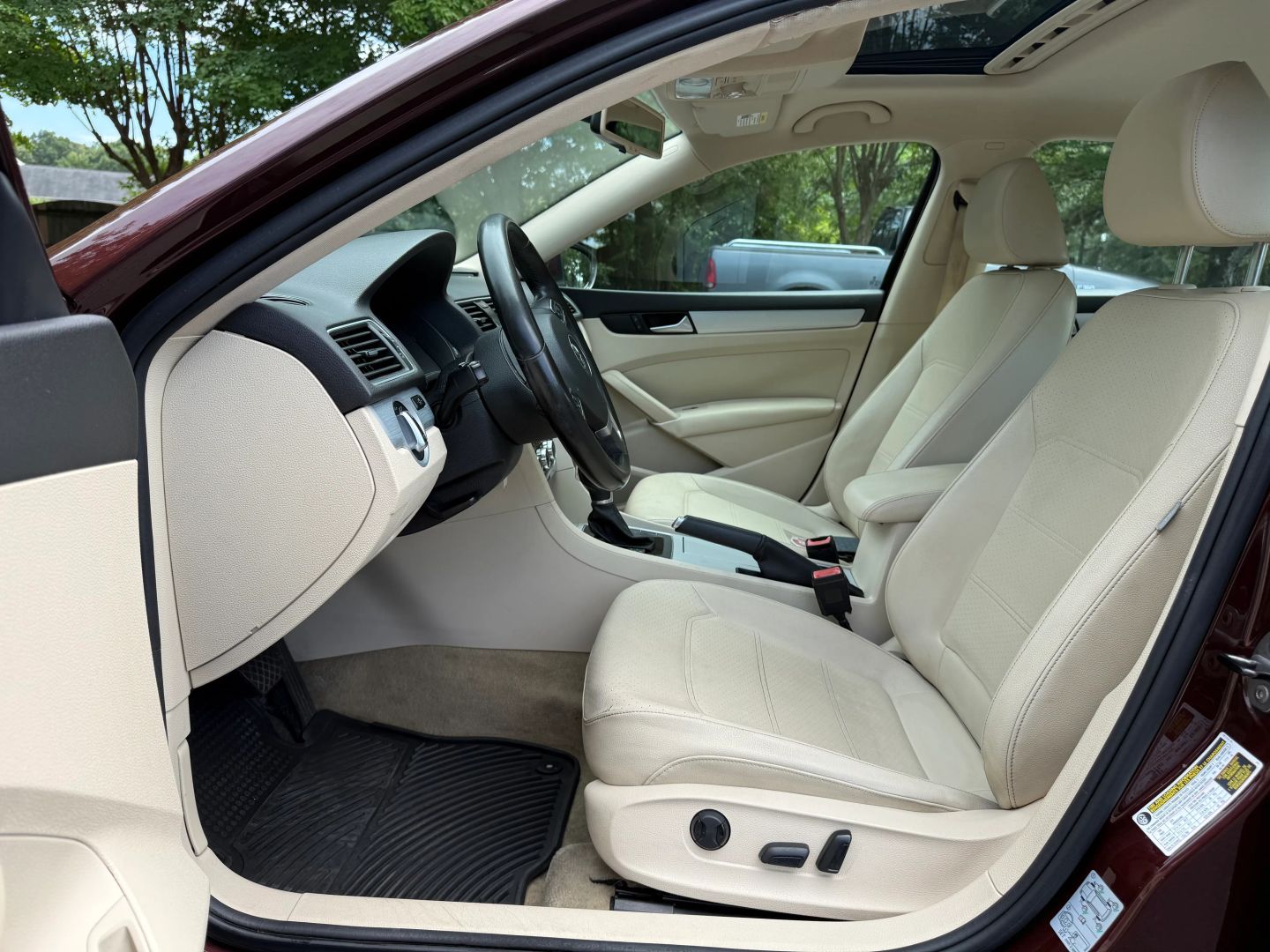 2012 Volkswagen Passat - Image 10