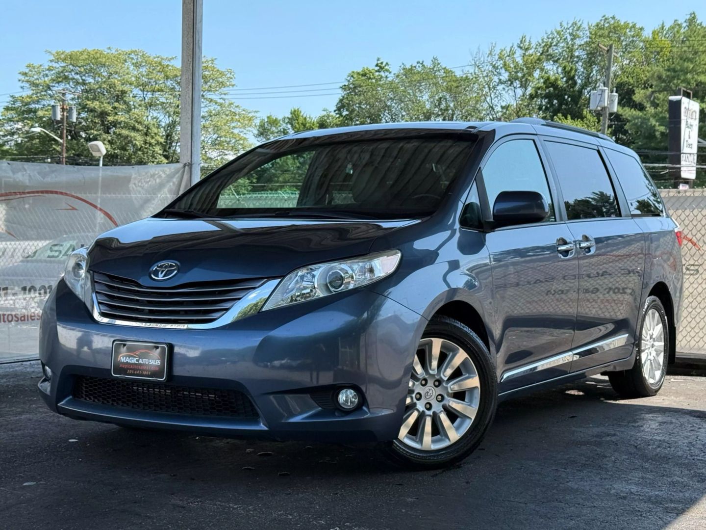 2015 Toyota Sienna - Image 1