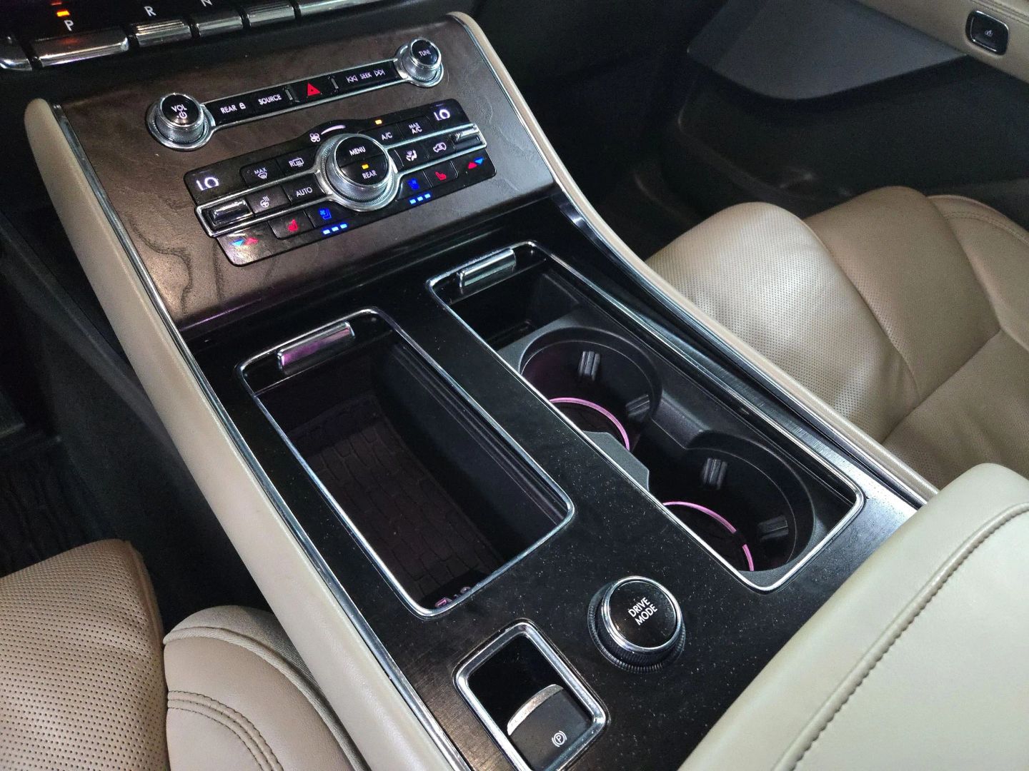 2020 Lincoln Aviator - Image 16