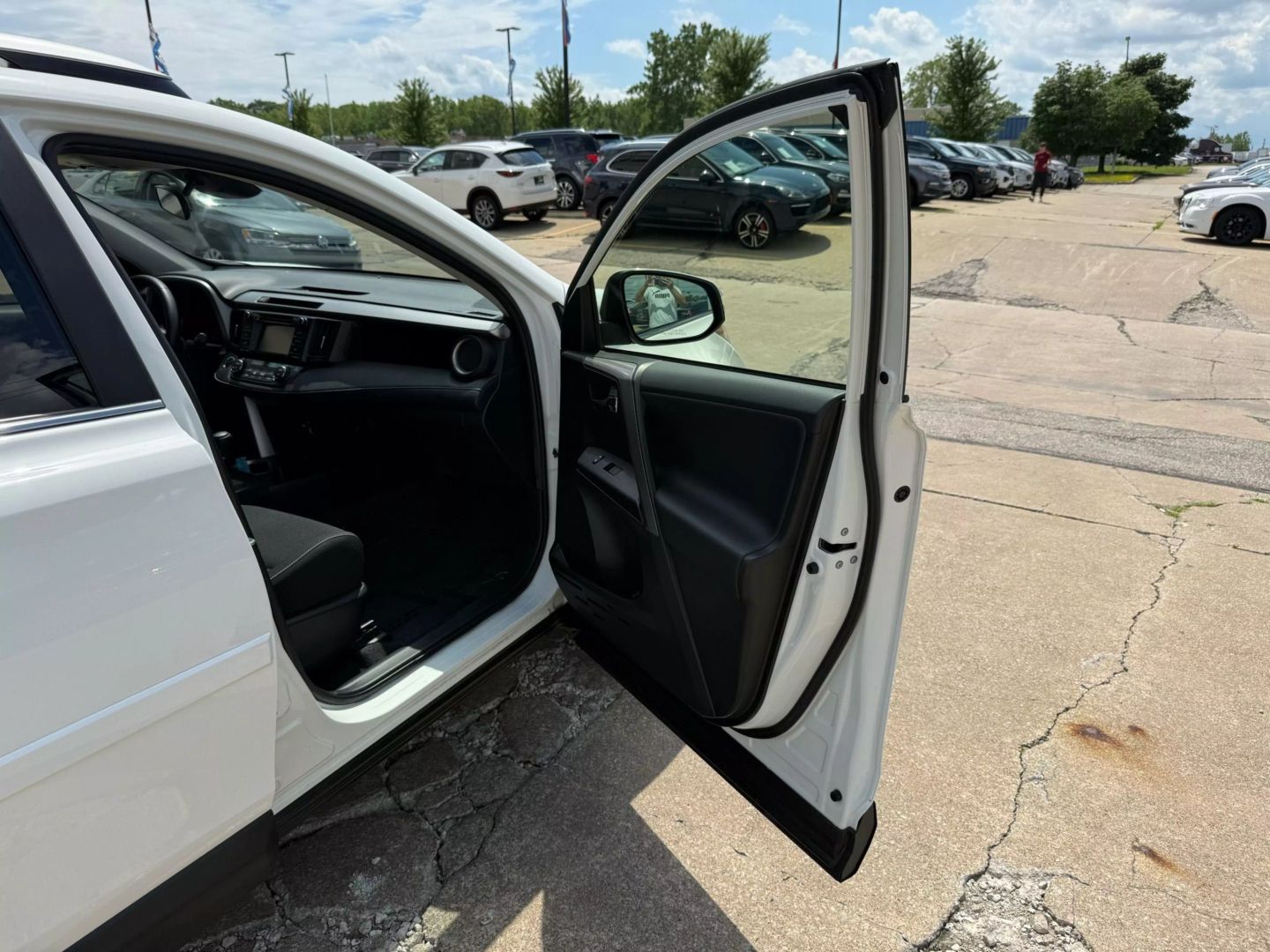 2017 Toyota Rav4 - Image 25