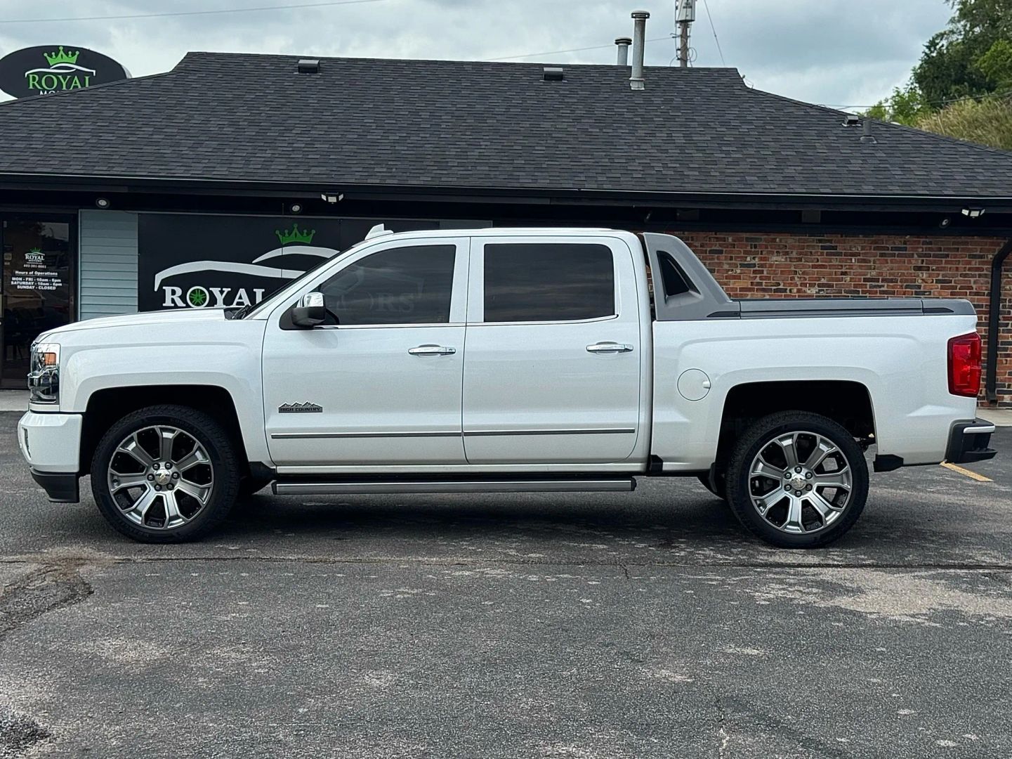2017 Chevrolet Silverado 1500 Crew Cab - Image 8