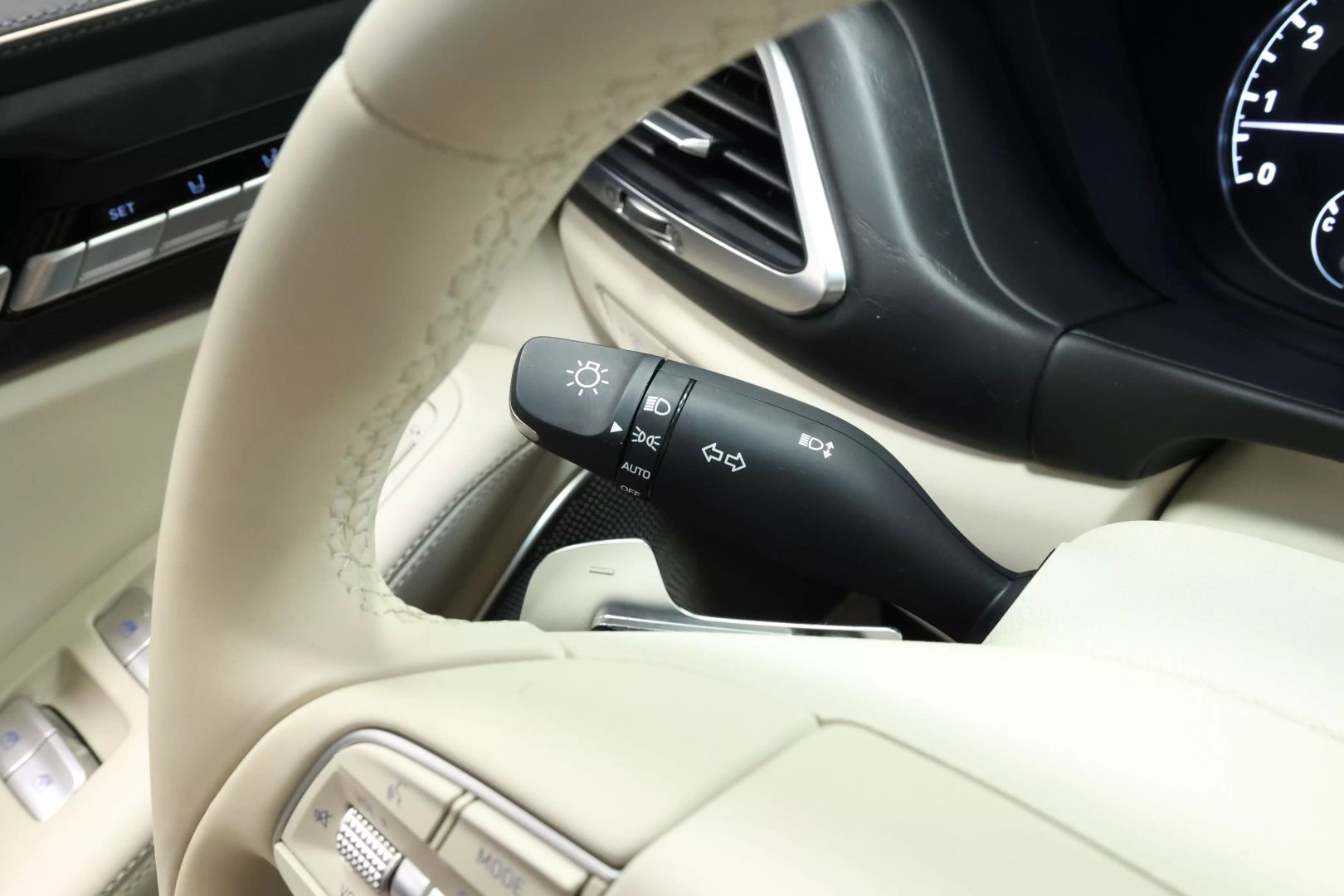 2020 Genesis G90 - Image 25