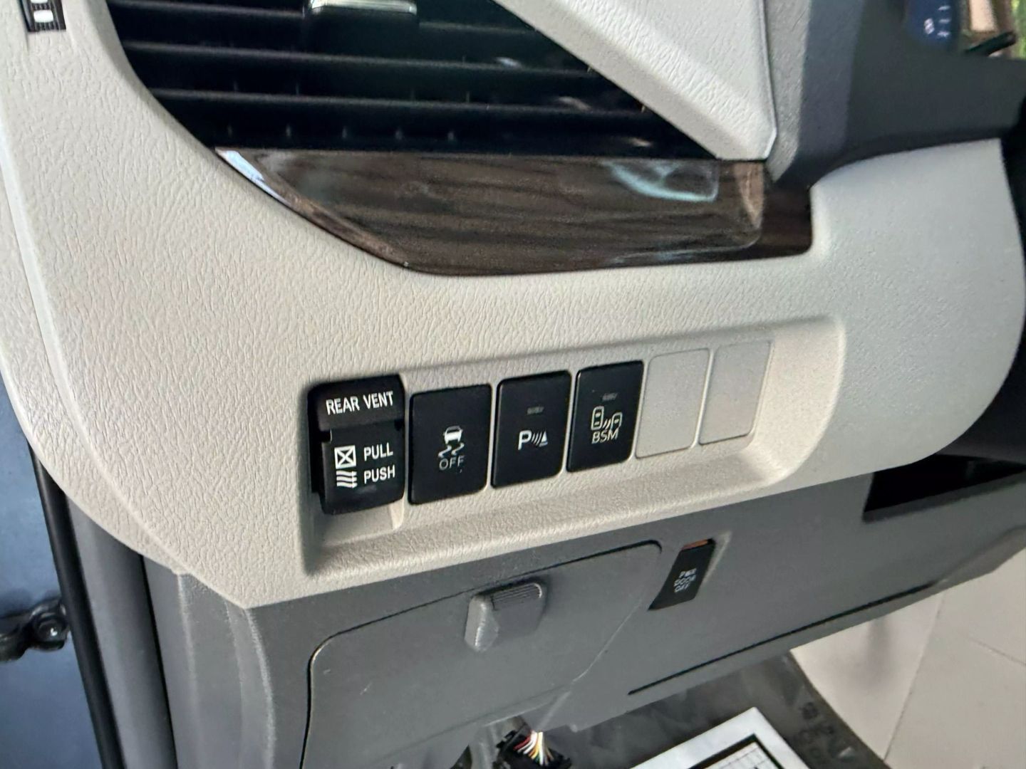 2015 Toyota Sienna - Image 36