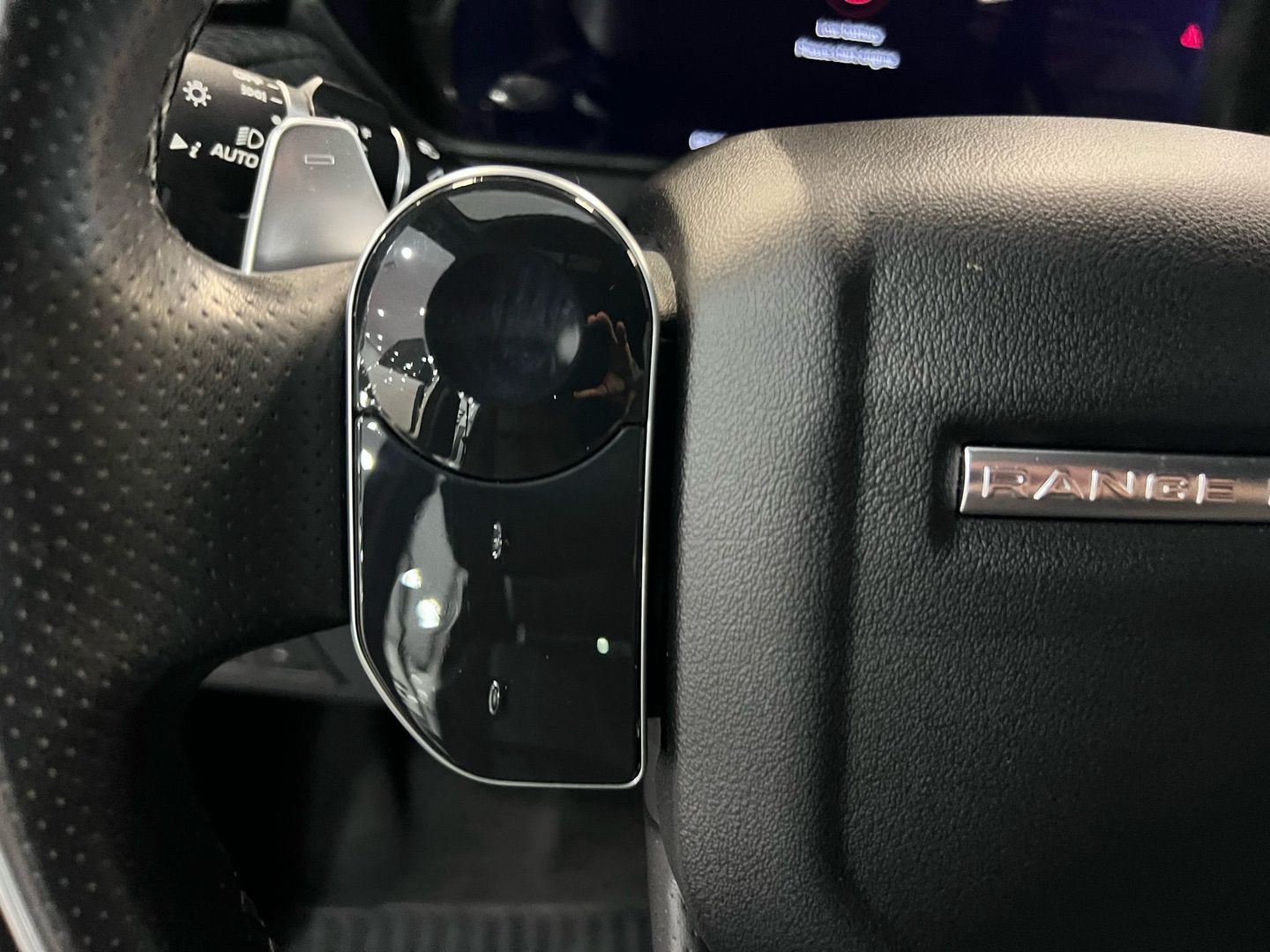 2019 Land Rover Range Rover Velar R-dynamic Se Sport Utility 4d - Image 17