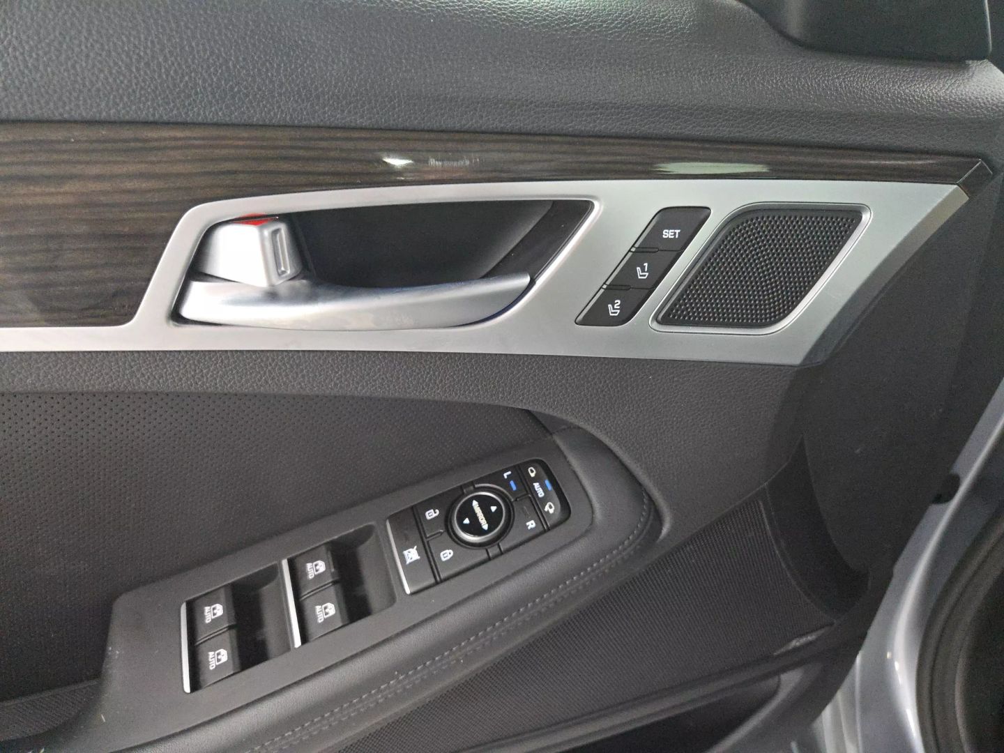 2015 Hyundai Genesis - Image 25