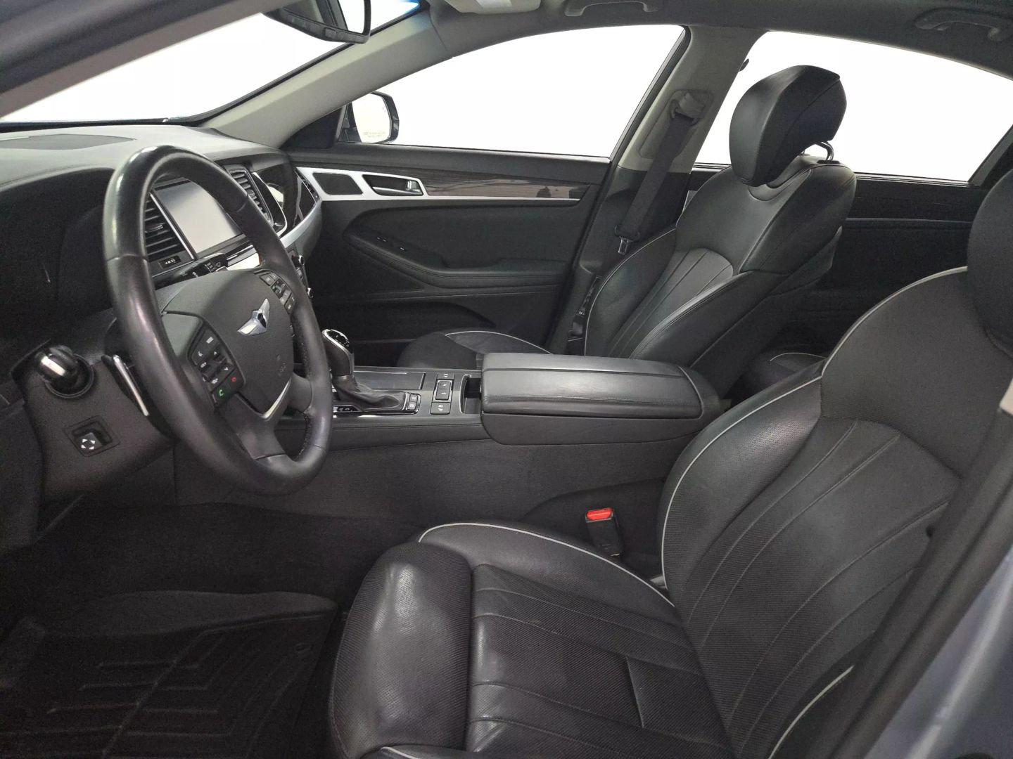 2015 Hyundai Genesis - Image 9