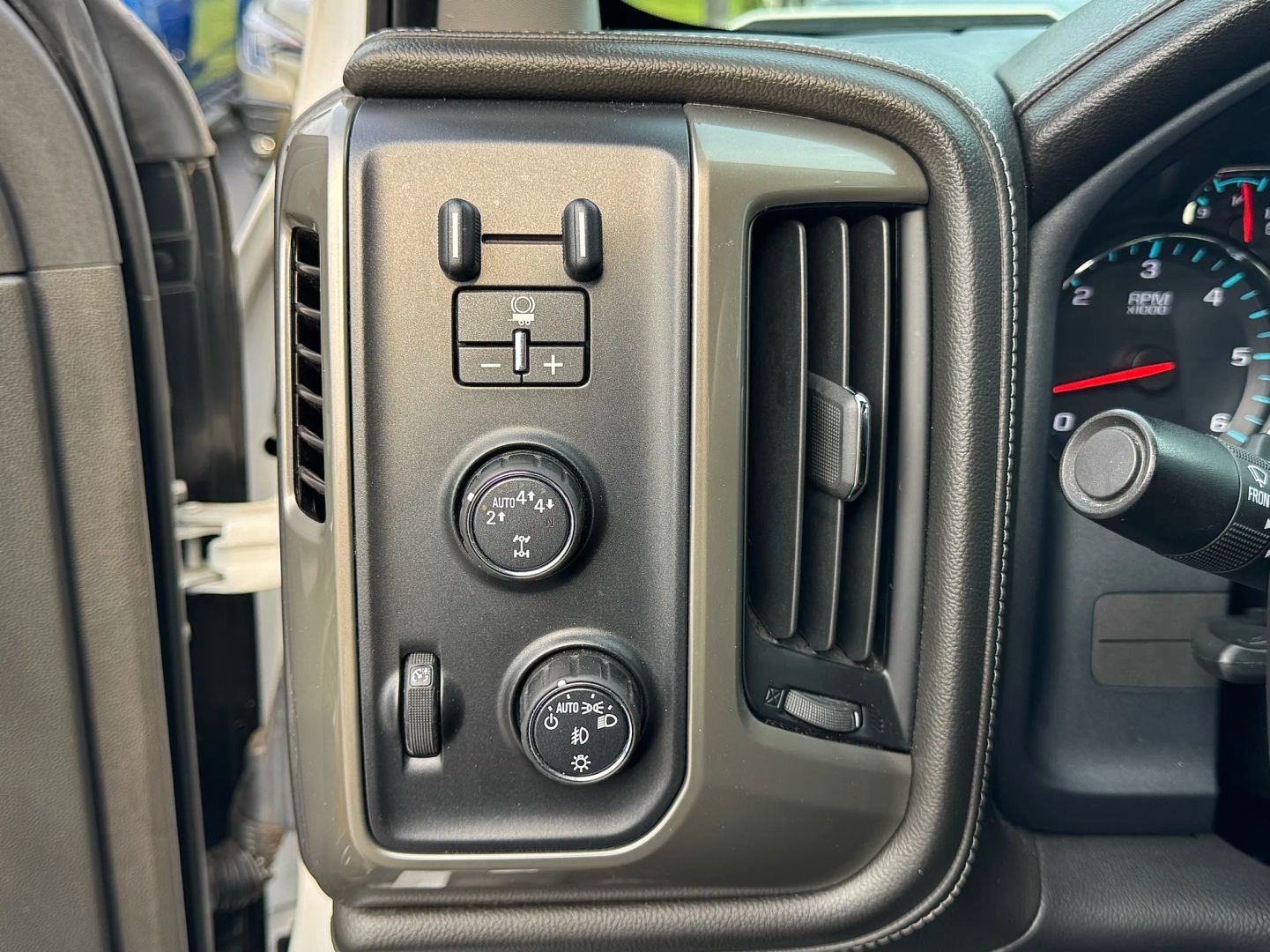 2017 Chevrolet Silverado 1500 Crew Cab - Image 24