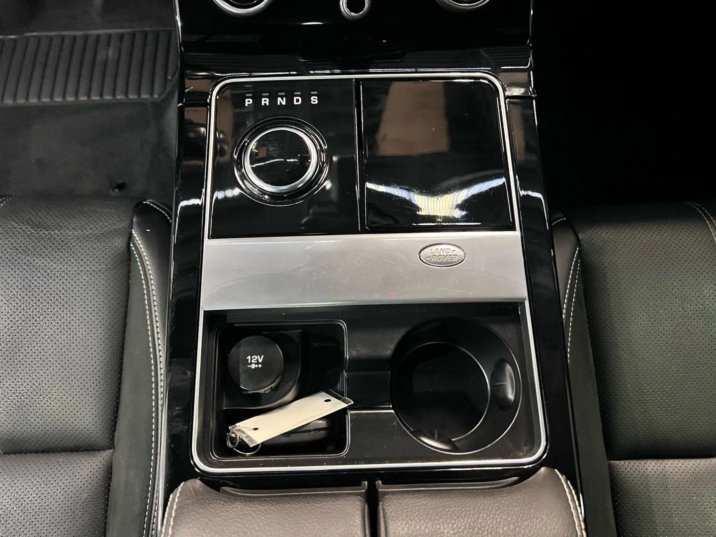 2019 Land Rover Range Rover Velar R-dynamic Se Sport Utility 4d - Image 18