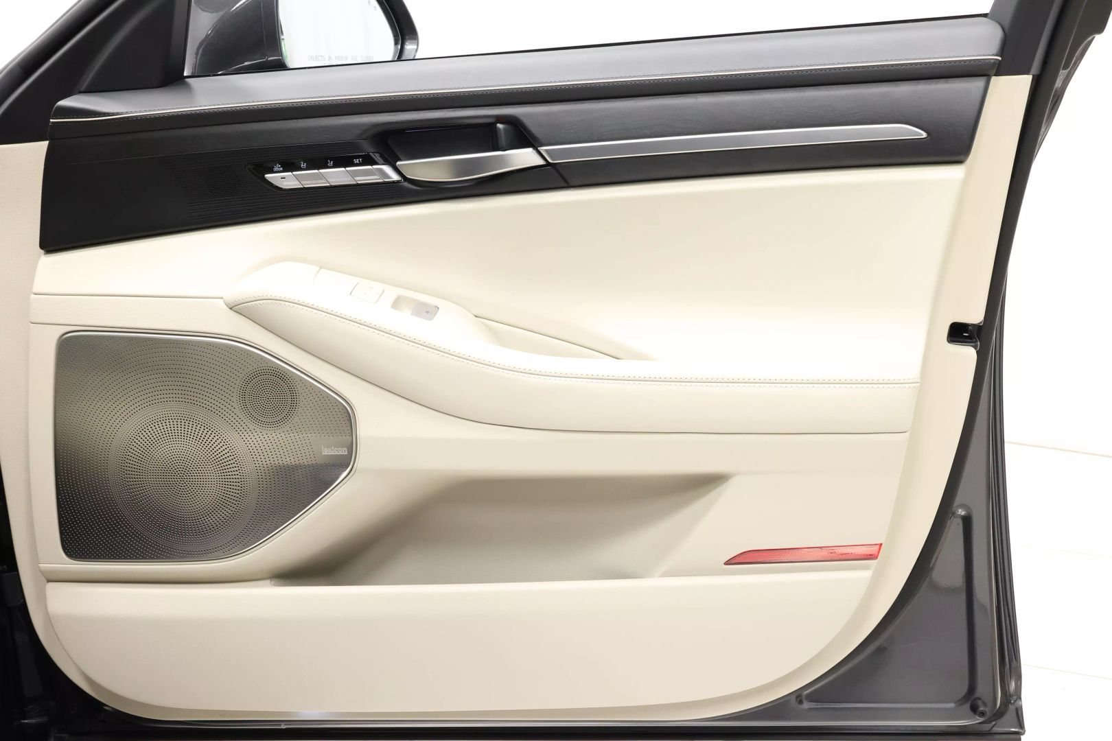 2020 Genesis G90 - Image 100