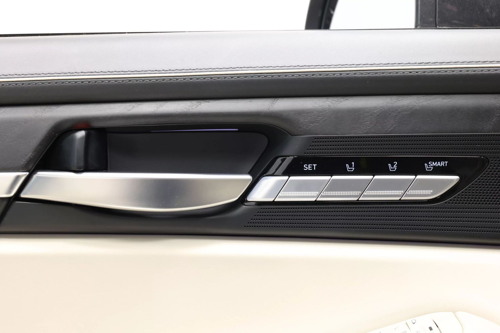2020 Genesis G90 - Image 11