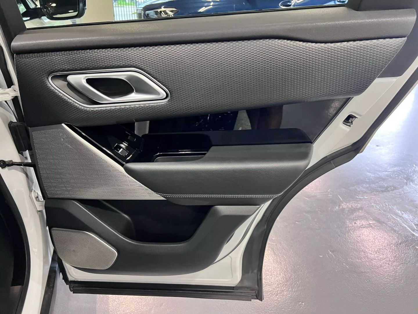 2019 Land Rover Range Rover Velar R-dynamic Se Sport Utility 4d - Image 21