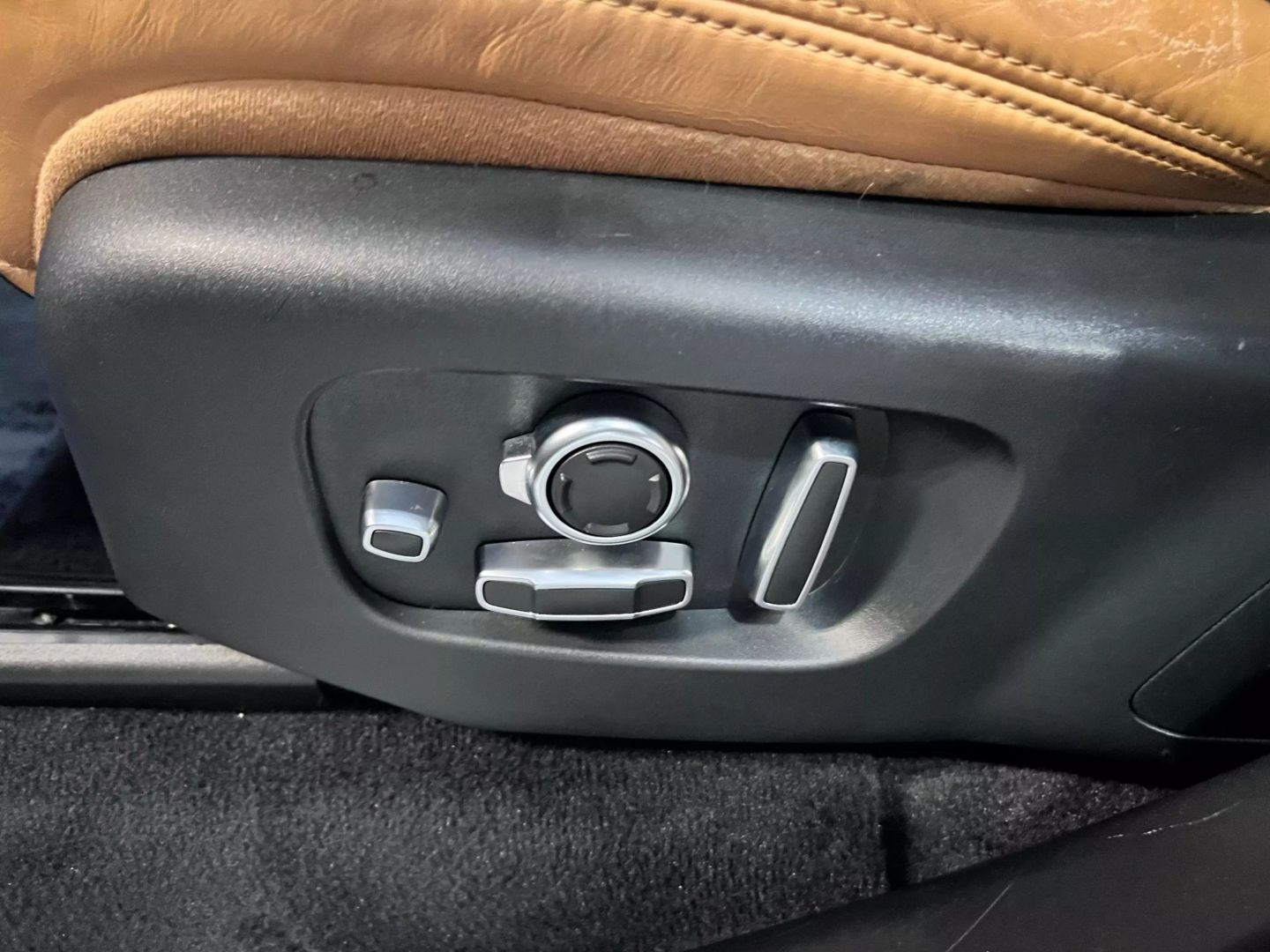 2018 Land Rover Range Rover Sport Hse Dynamic Sport Utility 4d - Image 37