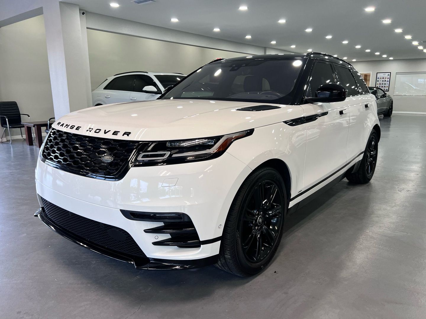 2019 Land Rover Range Rover Velar R-dynamic Se Sport Utility 4d - Image 3